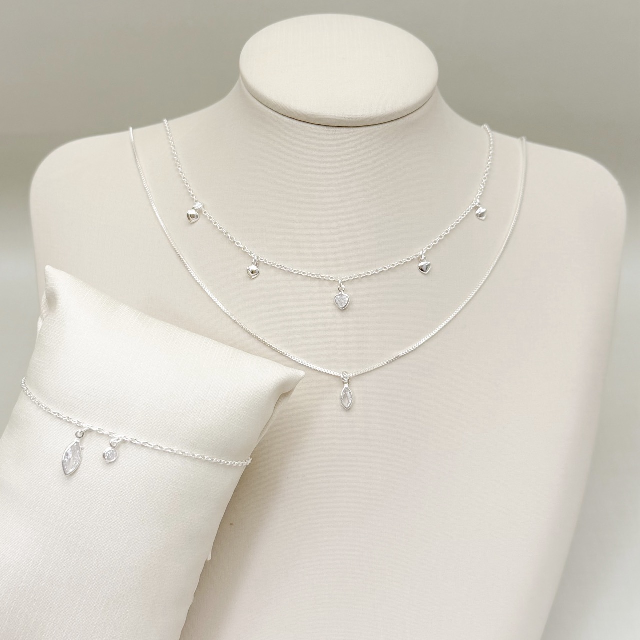 12.2302.1.S - Pulseira de elos americanos com pingente de ponto de luz em formato navete