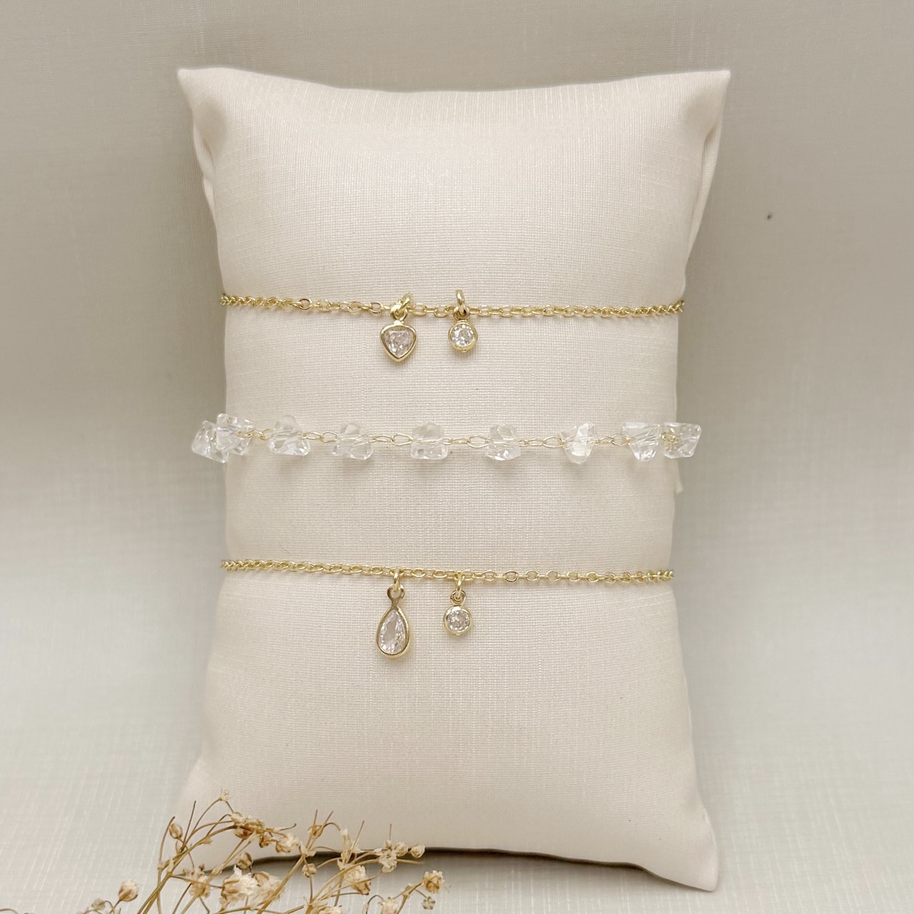 12.2304.1.O - Pulseira de elos americanos com pingente ponto de luz em formato coração