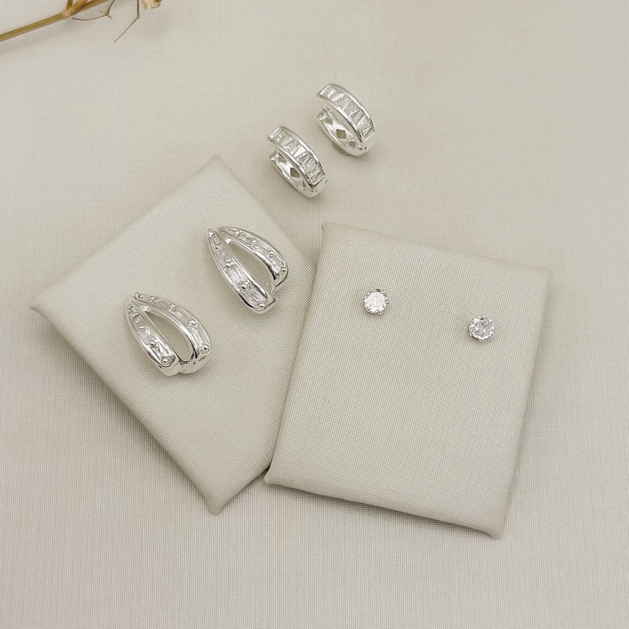 05.3160.1.S - Argola de zircônia triangular com borda larga lisa