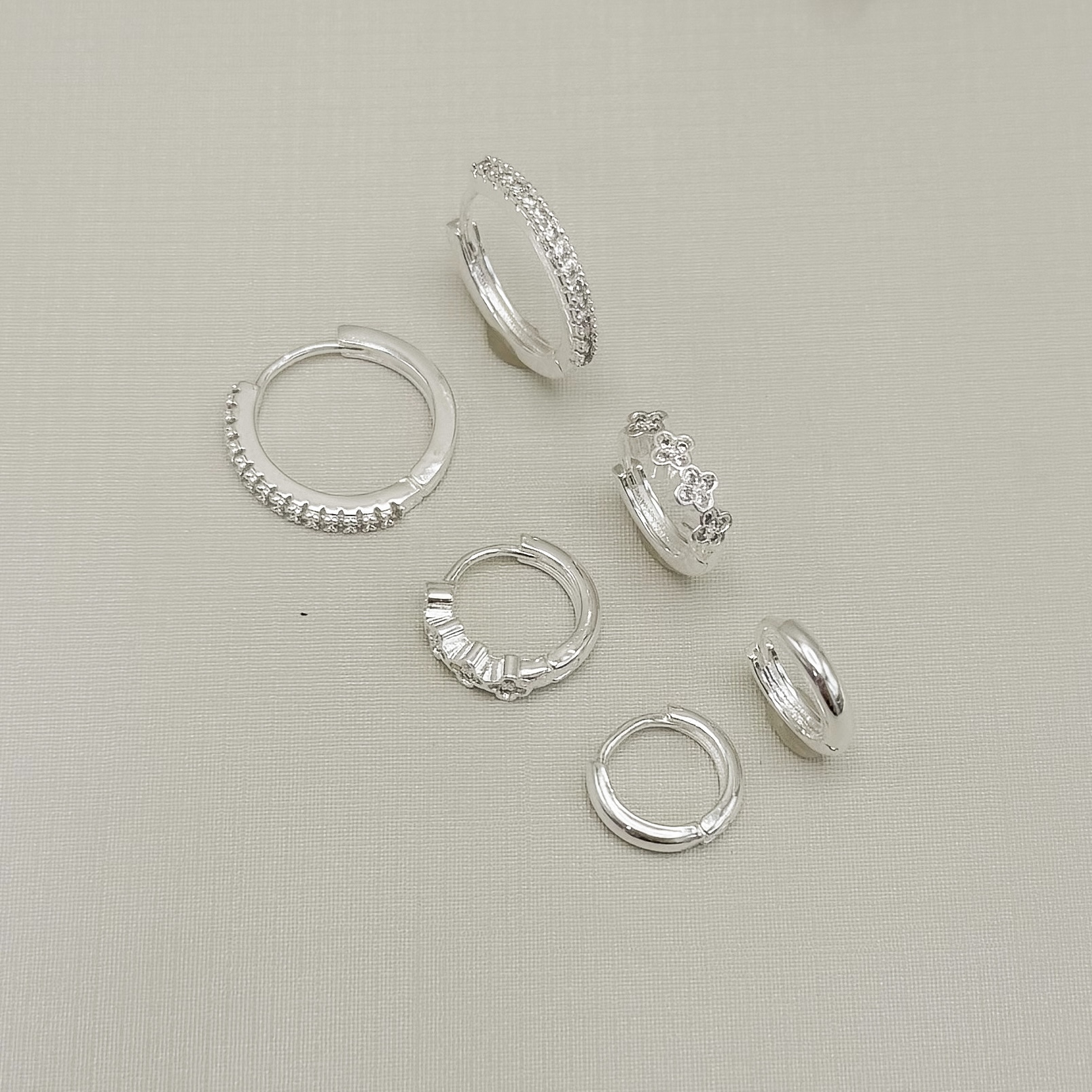 05.3161.0.S - Argola de formato clássico em tubo abaloado liso simples