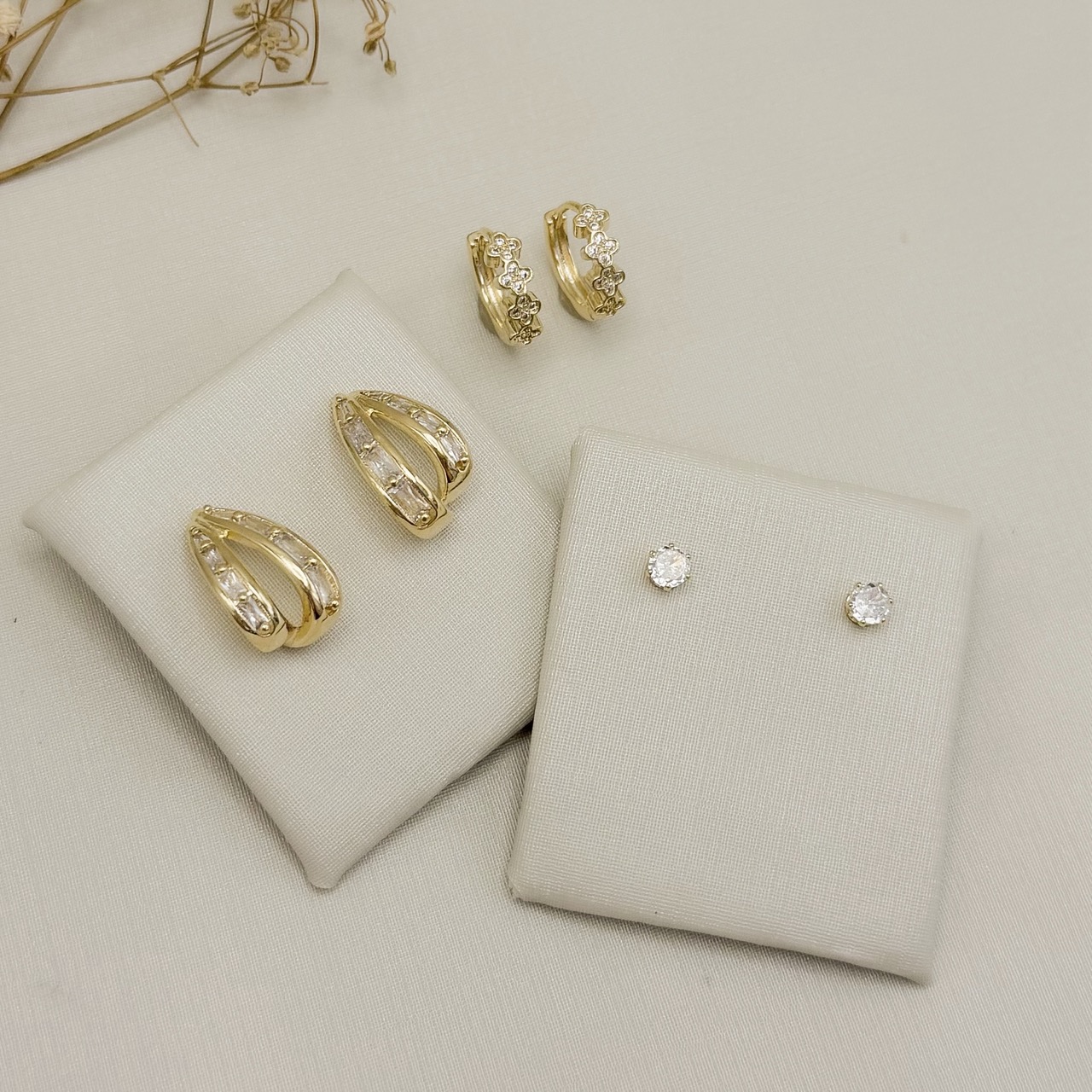 07.2884.1.O - Brinco ponto de luz em cinco garras em taça