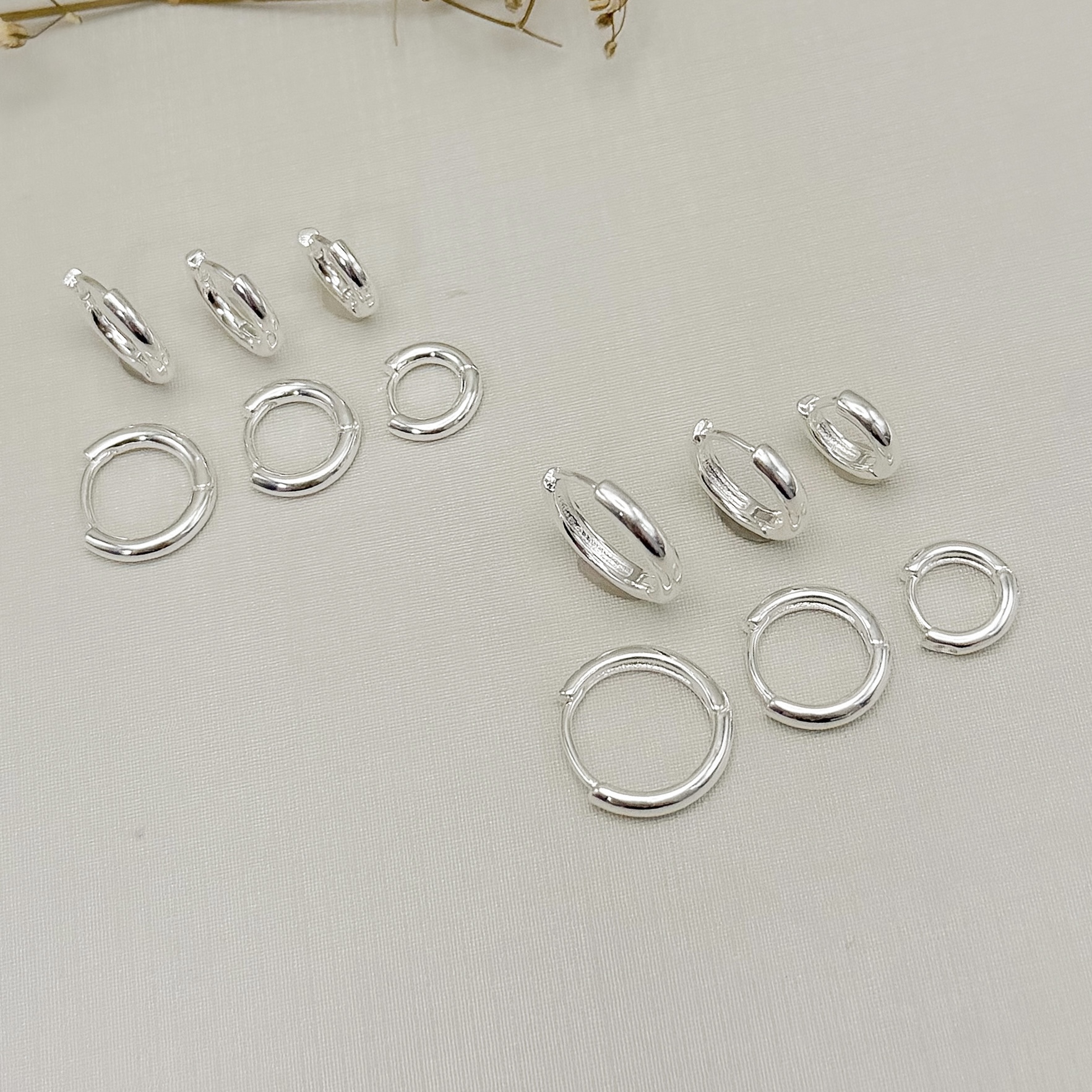 05.3163.0.S - Trio de argolas em tubo abaloado liso em formato clássico liso