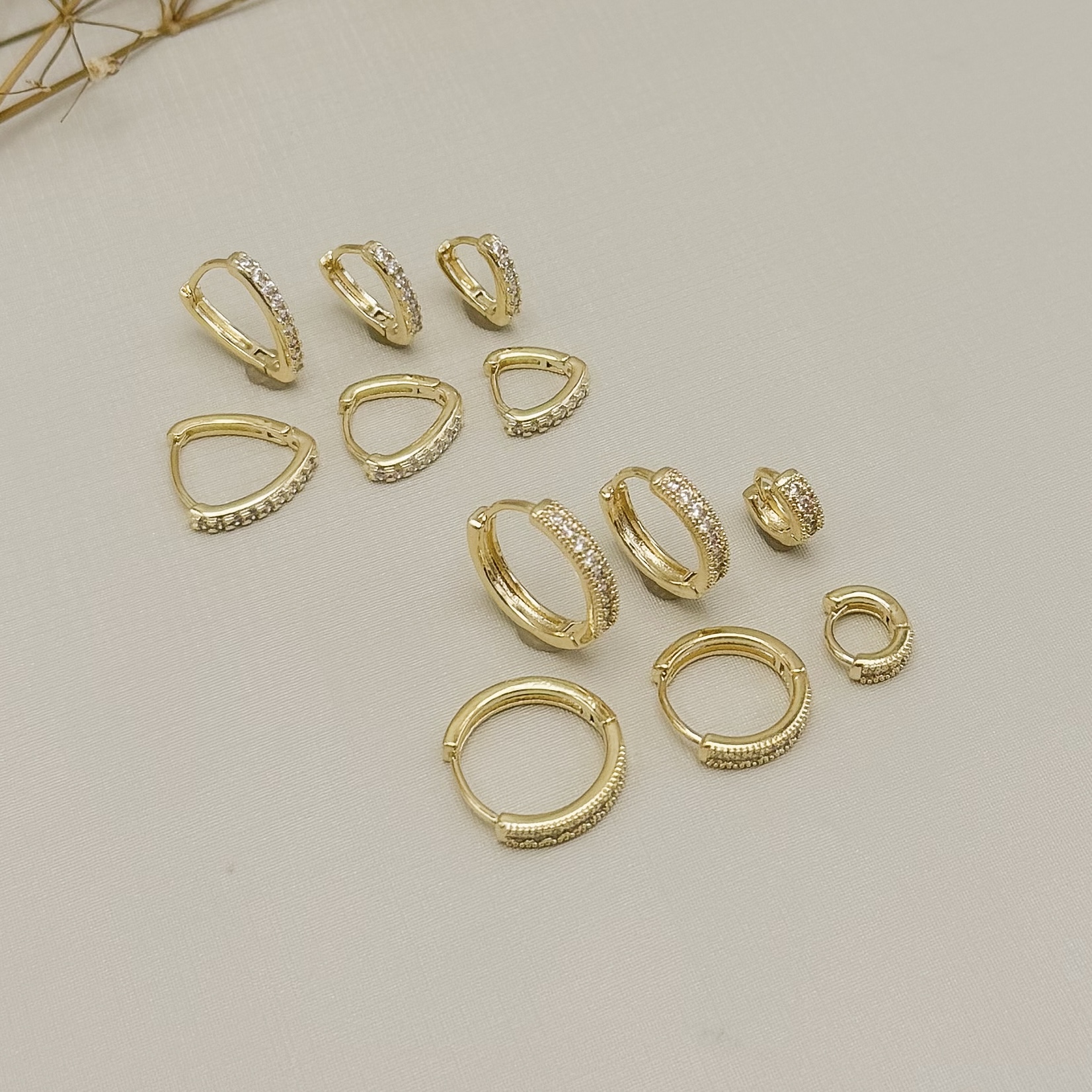 05.3164.1.O - Trio de argola de uma coluna cravejada com borda larga em spikes