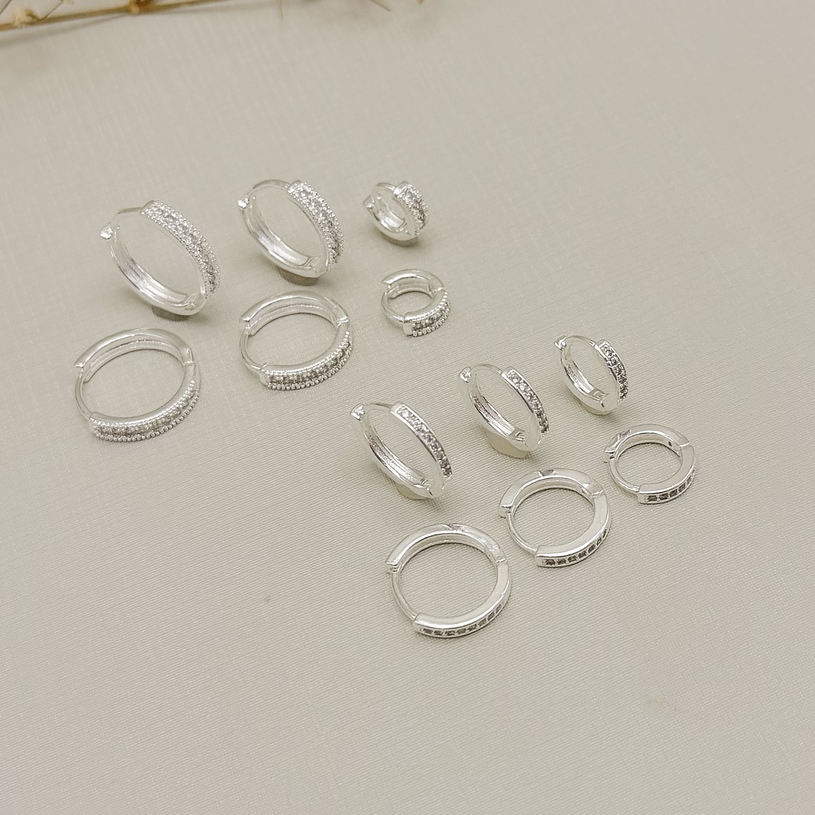 05.3164.1.S - Trio de argola de uma coluna cravejada com borda larga em spikes