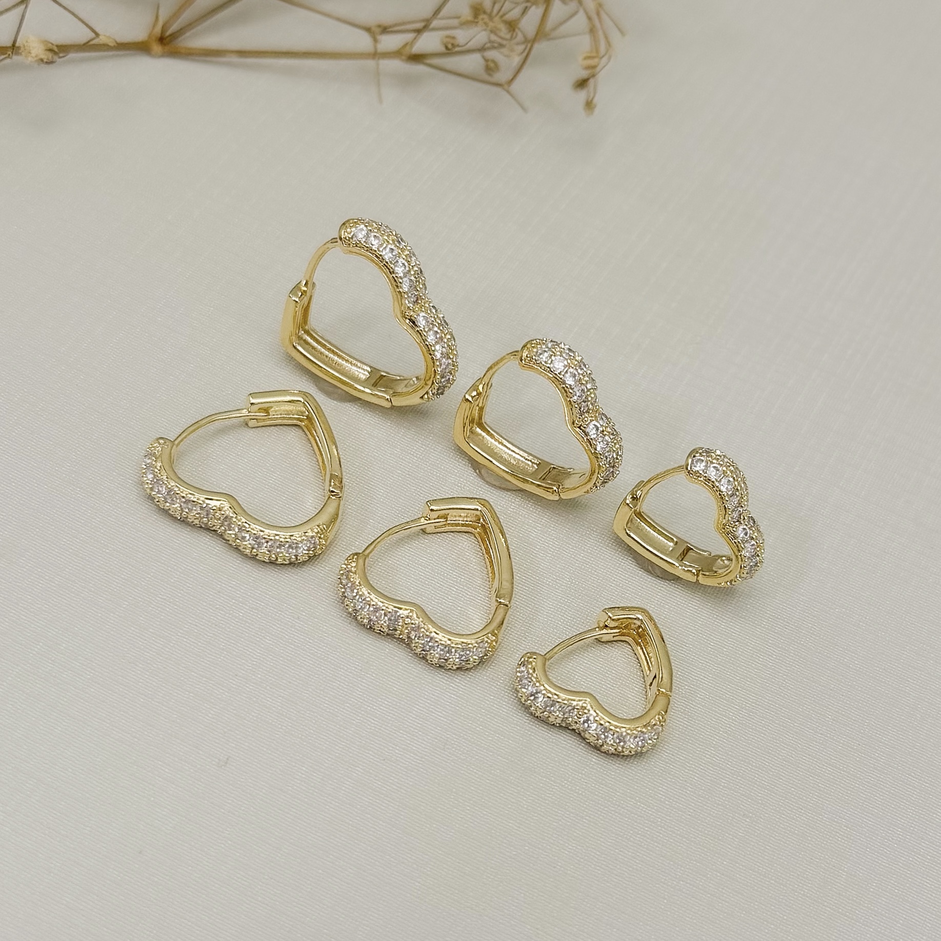 05.3165.1.O - (Tam. P) Argola de formato coração largo com frente cravejada