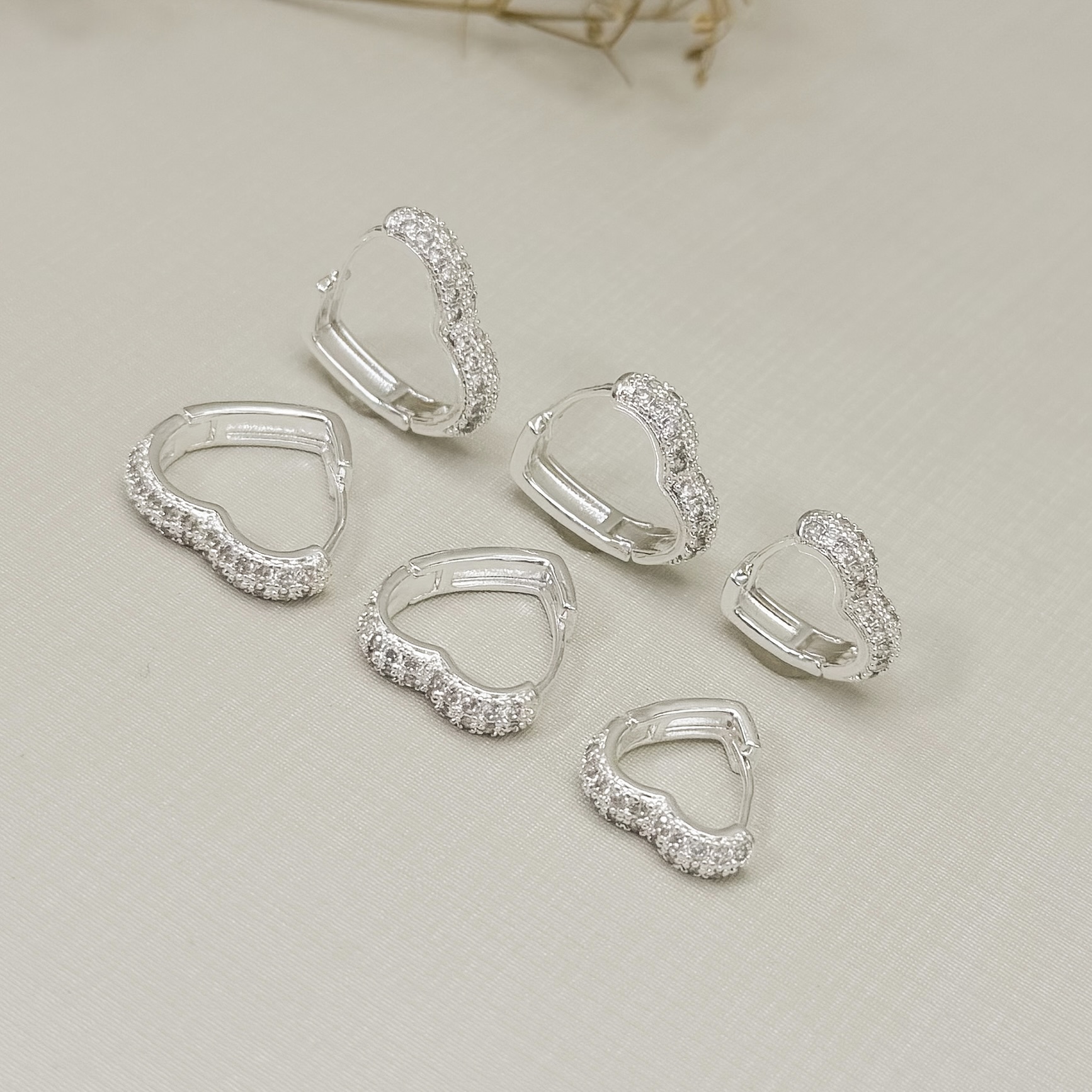 05.3166.1.S - (Tam. M) Argola de formato coração largo com frente cravejada