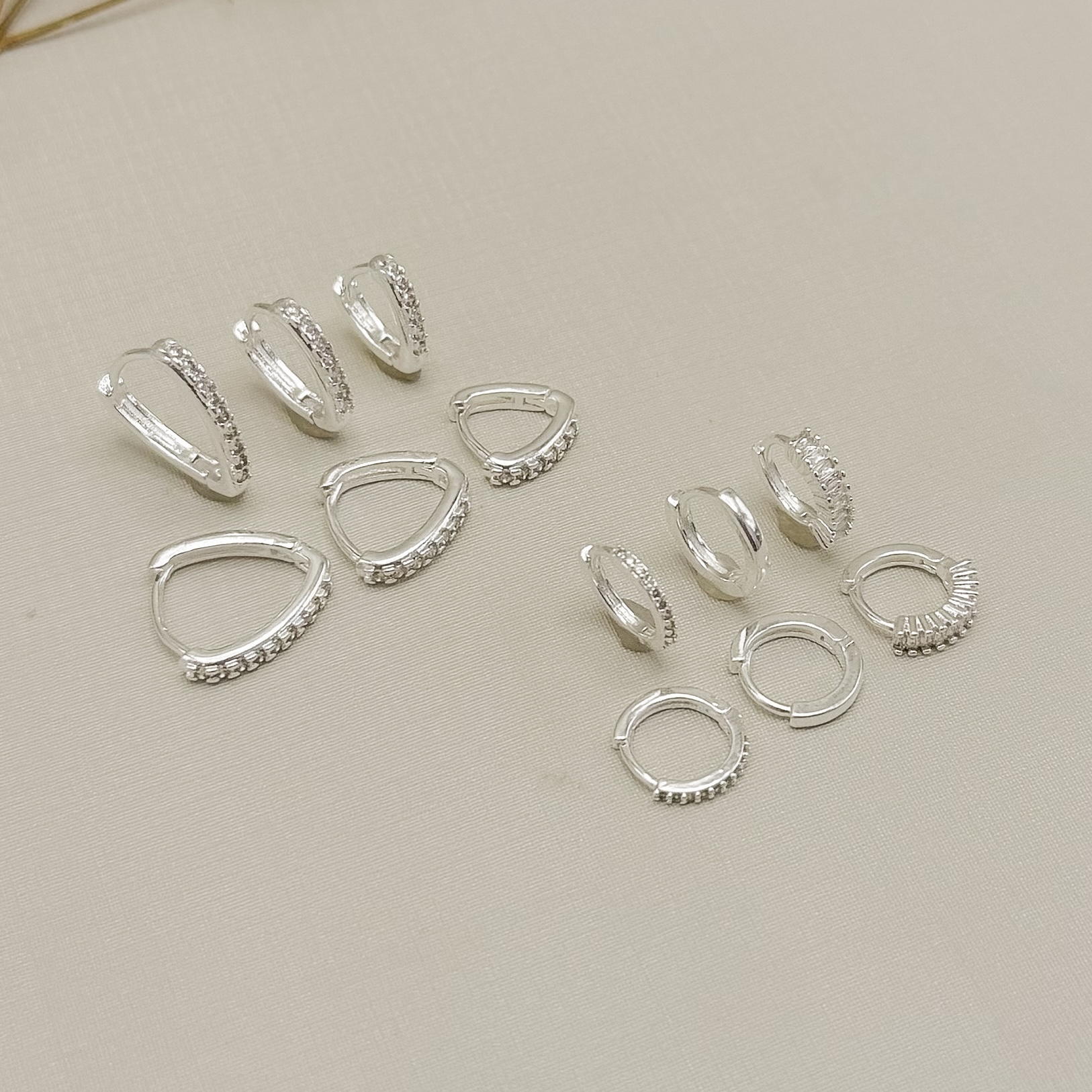 05.3172.1.S - Trio de argolas diferentes, baguete com garras; lisa e uma coluna de cravação