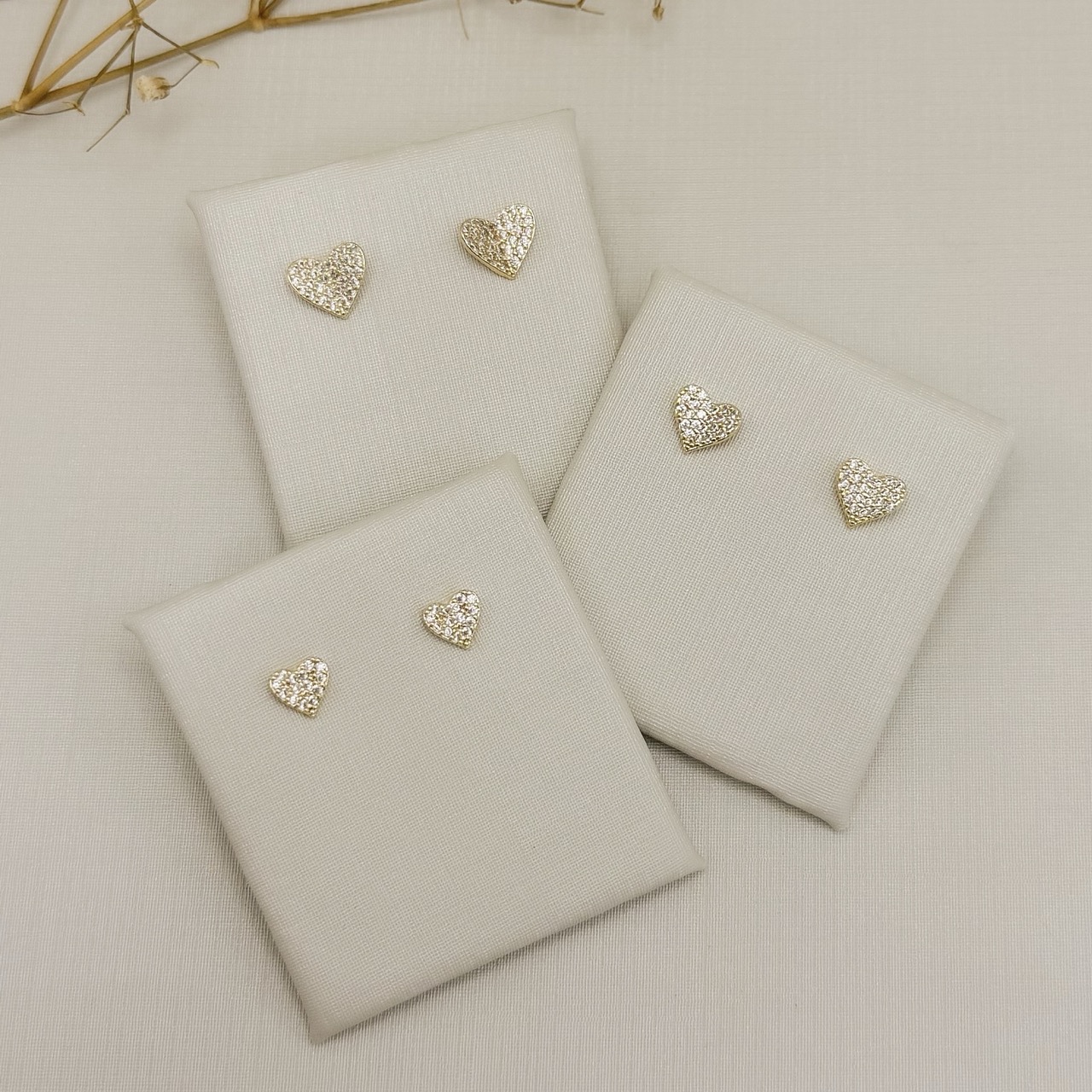 07.2886.1.O - (Tam.P) Brinco de formato coração cravejado com efeito dobrado central