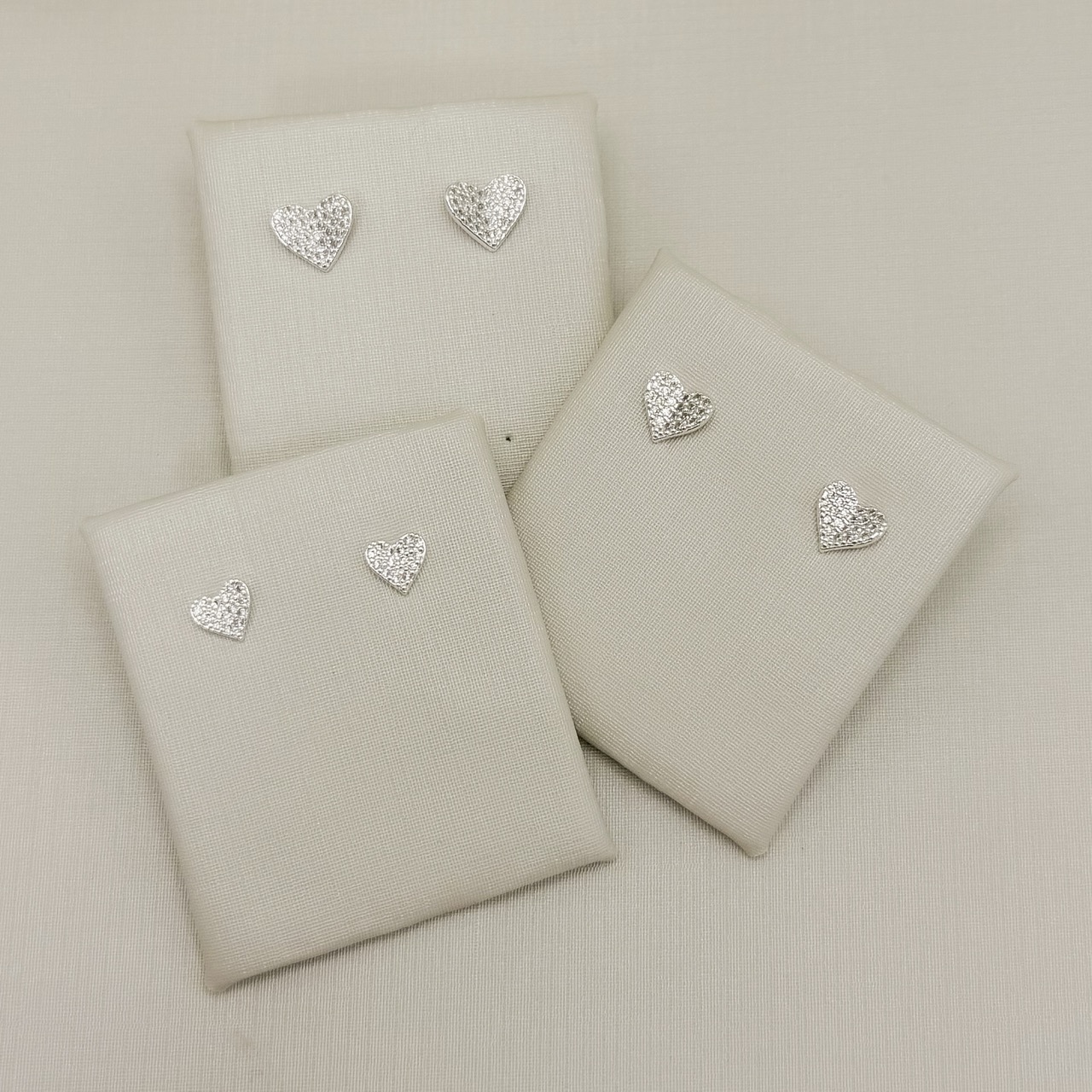 07.2886.1.S - (Tam.P) Brinco de formato coração cravejado com efeito dobrado central