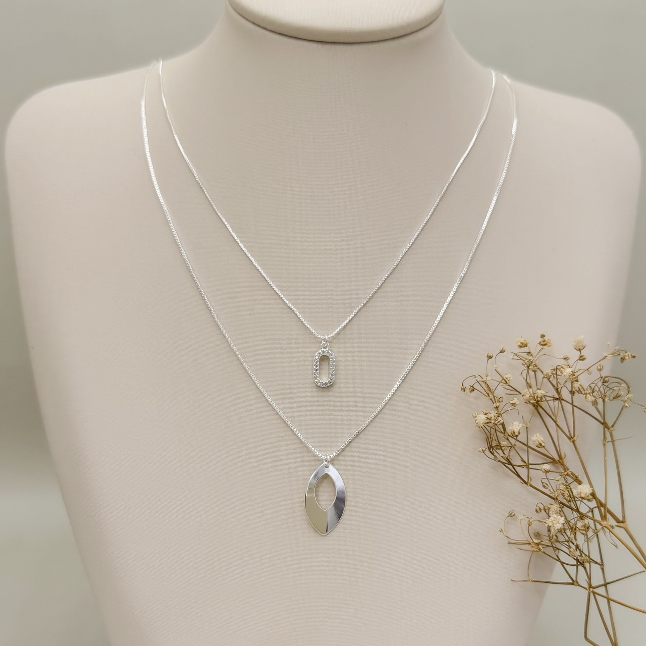 09.2497.1.S - (45) Colar de veneziana com pingente silhueta oval cravejada