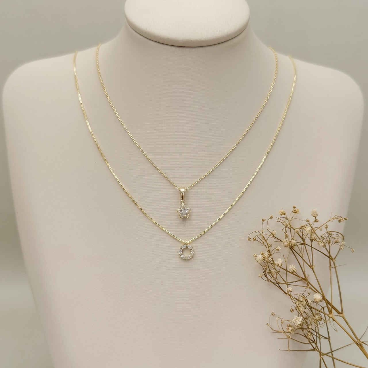 09.2500.1.O - (45) Colar de elos americanos com pingente de ponto de luz em formato estrela