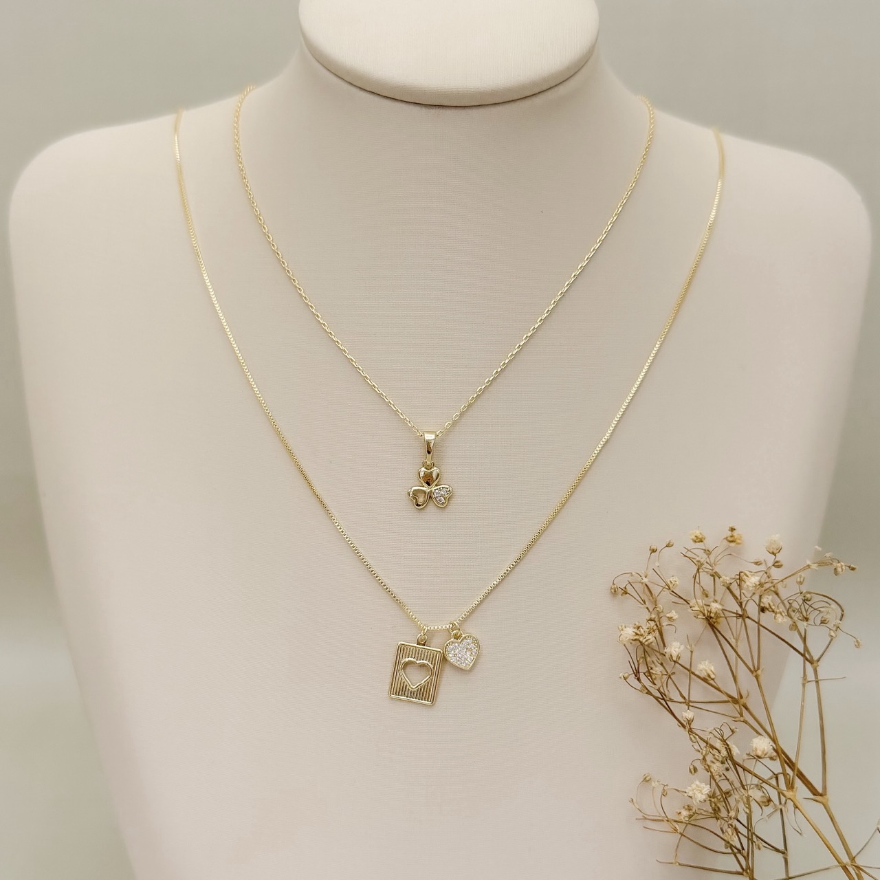 09.2501.1.O - (45) Colar de elos americanos com pingente trevo, cada pétala única