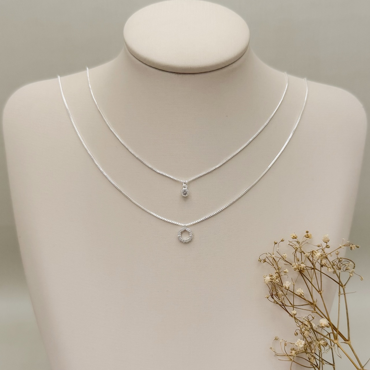 09.2510.1.S - (45) Colar de veneziana com pingente circular em pedra navetes