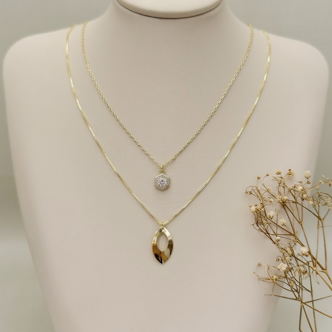 09.2511.0.O - (45) Colar de veneziana com pingente navete vazado liso