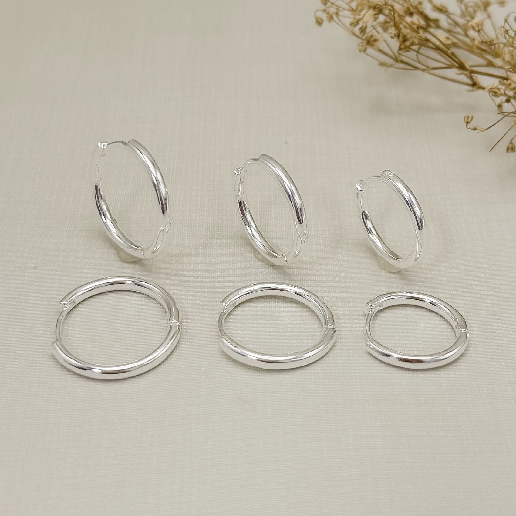 05.3177.0.S - (Tam.M) Argola estilo maxxi em tubo liso simples; bambolê pequeno.