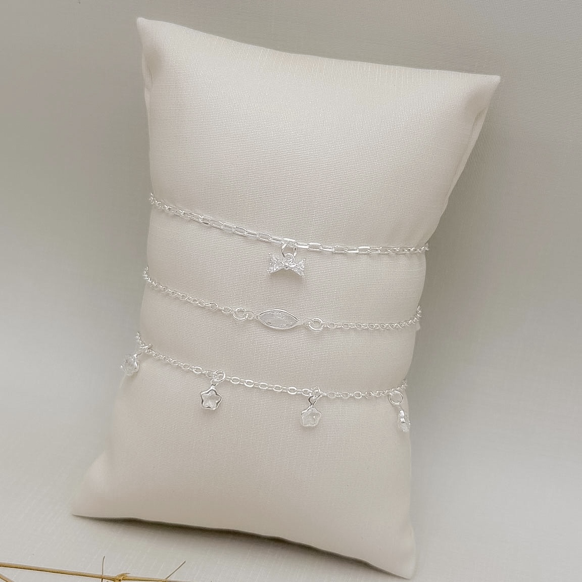 12.2315.1.S - Pulseira de elos americanos com pingente de laço em pontos de luz triangular