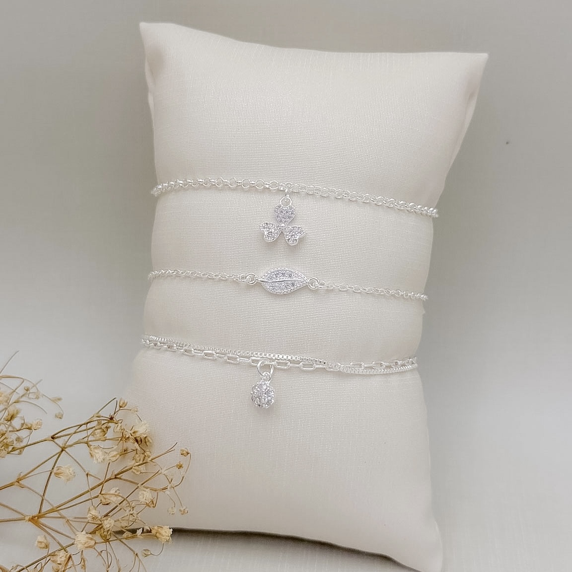 12.2317.1.S - Pulseira de elos português com pingente de trevo cravejado