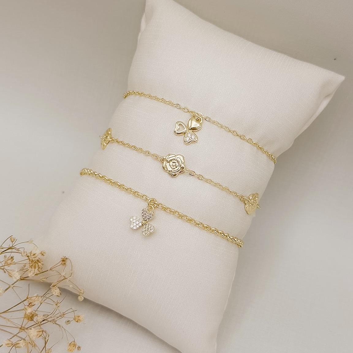 12.2320.0.O - Pulseira de elos ovais com flores em chapa desenhadas espaçadas