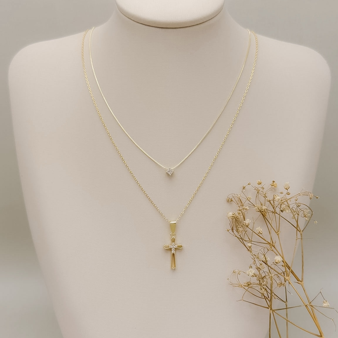 09.2517.1.O - (45) Colar de elos americanos com pingente de silhueta de cruz com central cravejada