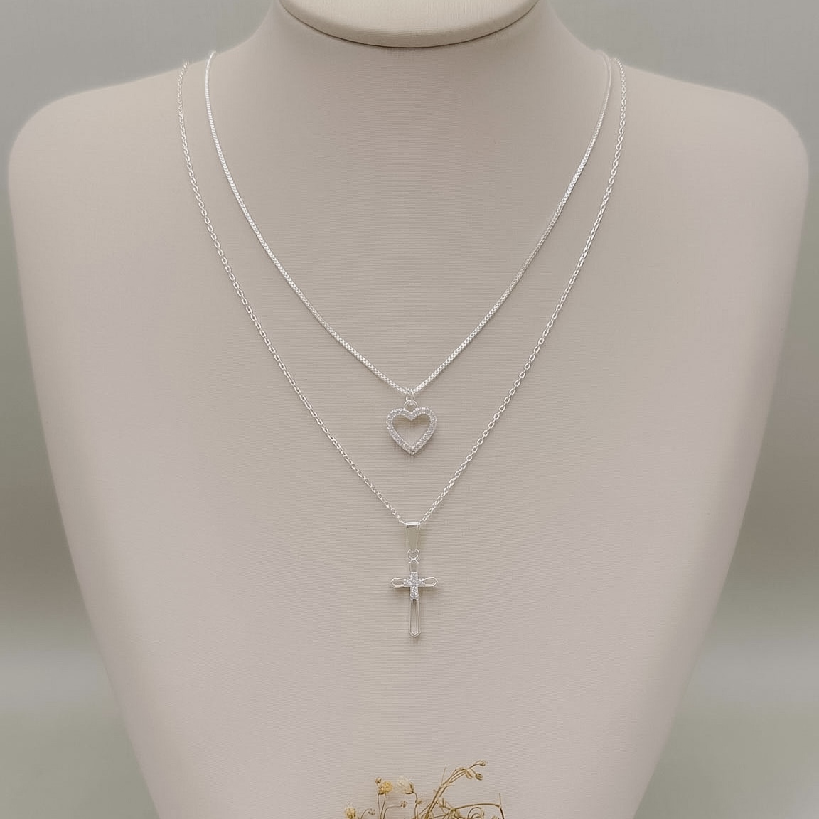 09.2517.1.S - (45) Colar de elos americanos com pingente de silhueta de cruz com central cravejada