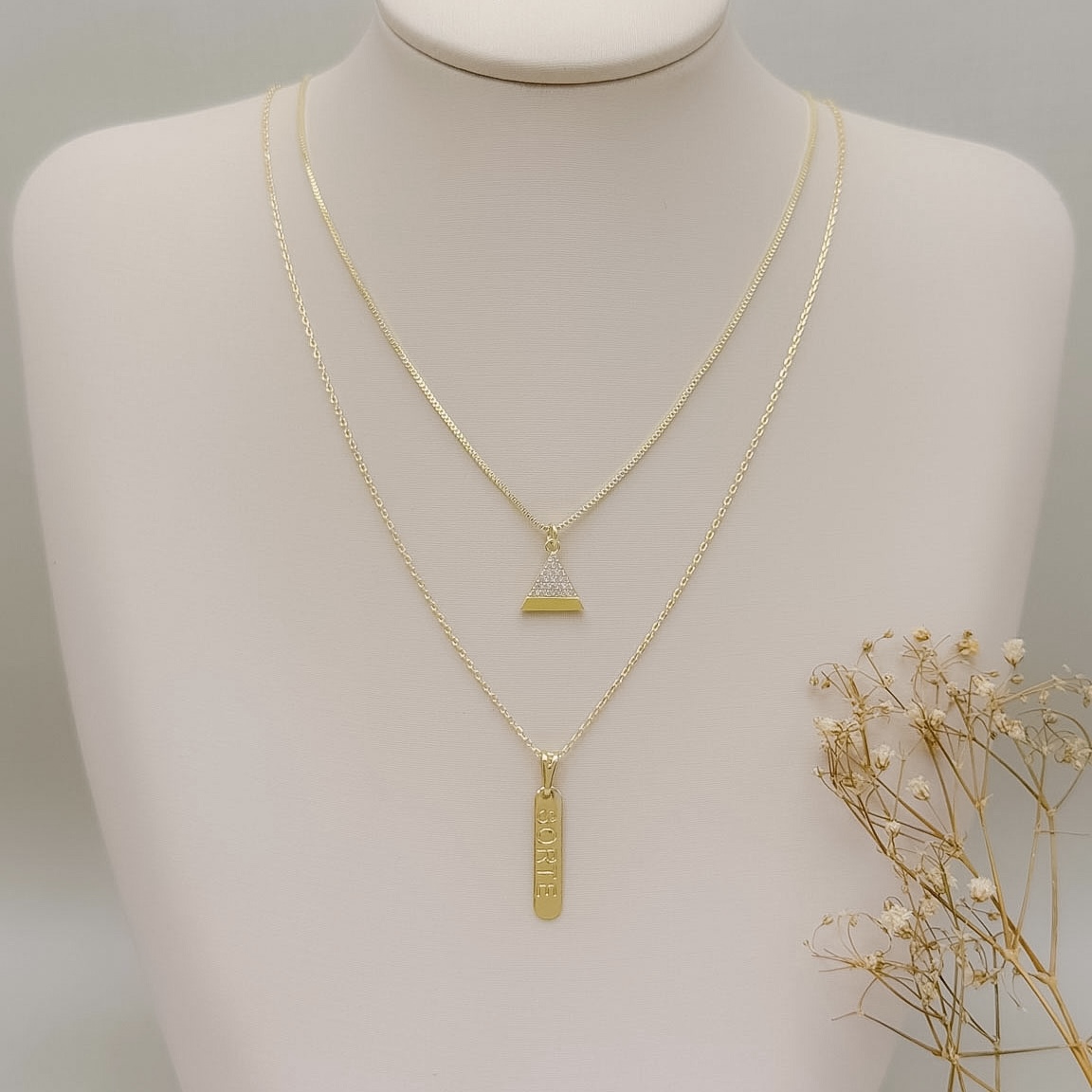 09.2519.1.O - (45) Colar de veneziana com pingente triangular cravejado