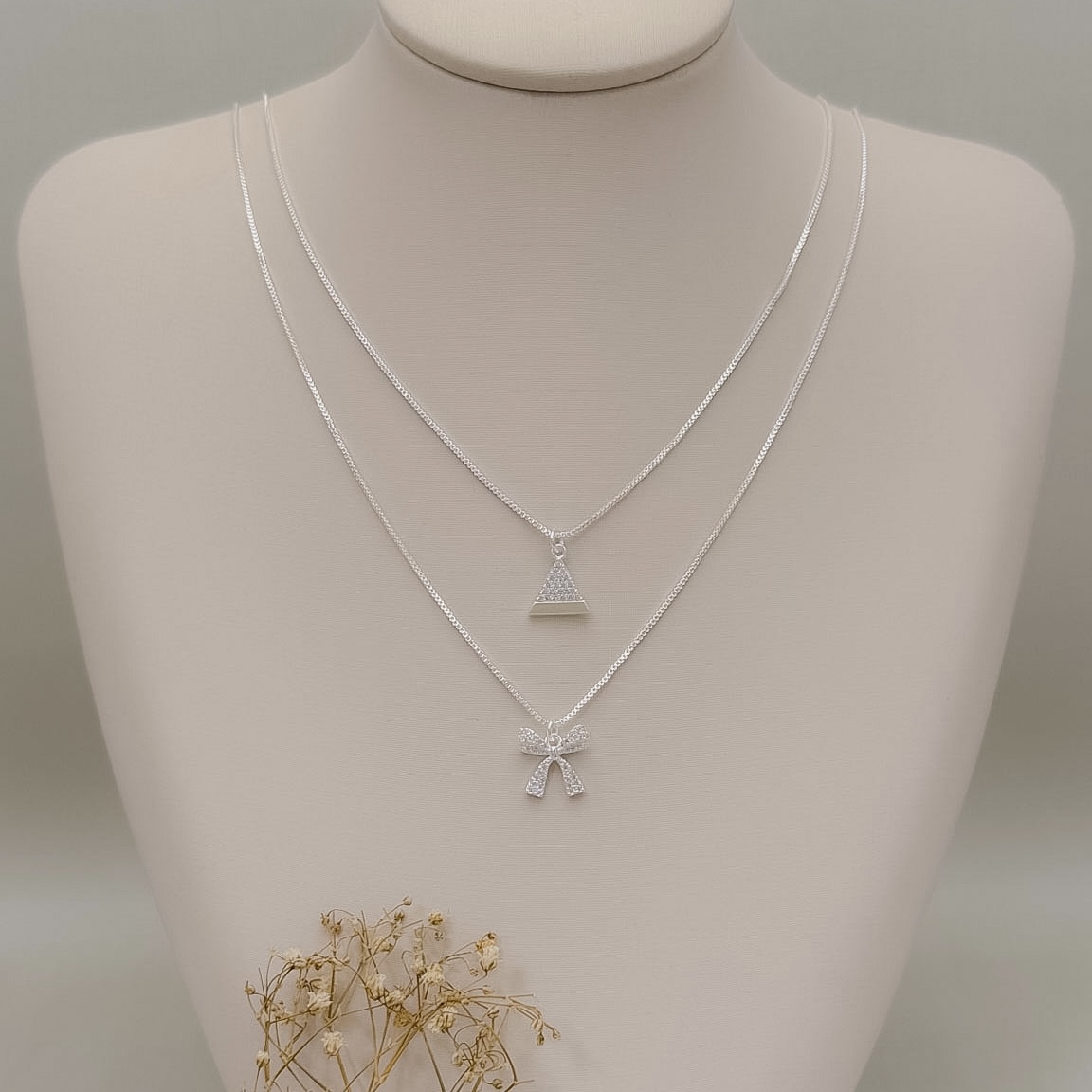 09.2520.1.S - (45) Colar e veneziana com pingente de laço cravejado