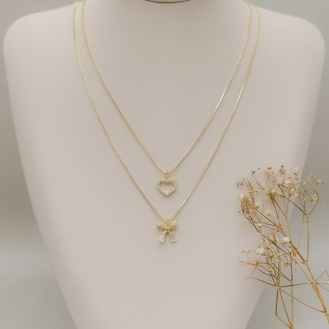 09.2521.1.O - (45) Colar de veneziana com pingente de silhueta de coração cravejado