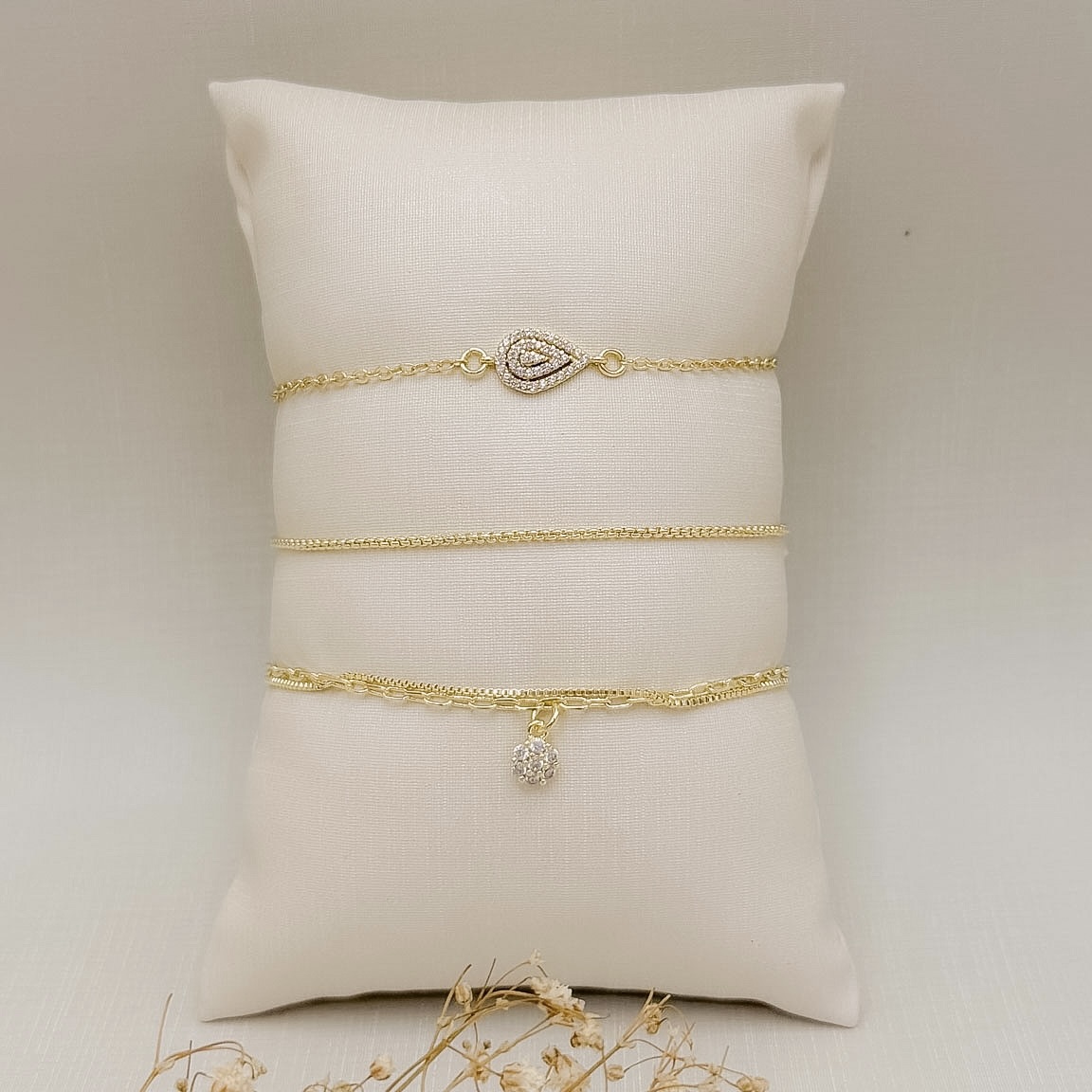 12.2329.1.O - Pulseira de elos americanos com central em gota cravejada