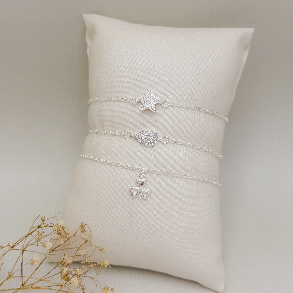 12.2329.1.S - Pulseira de elos americanos com central em gota cravejada