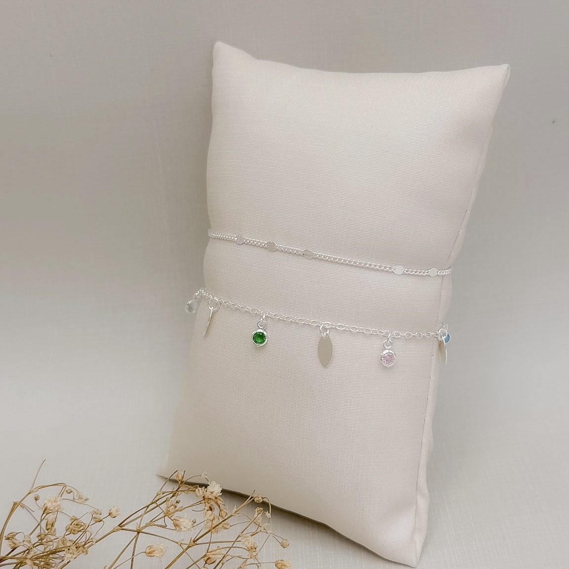 12.2336.C.S - Pulseira de elos americanos com pingentes múltiplos e diferentes