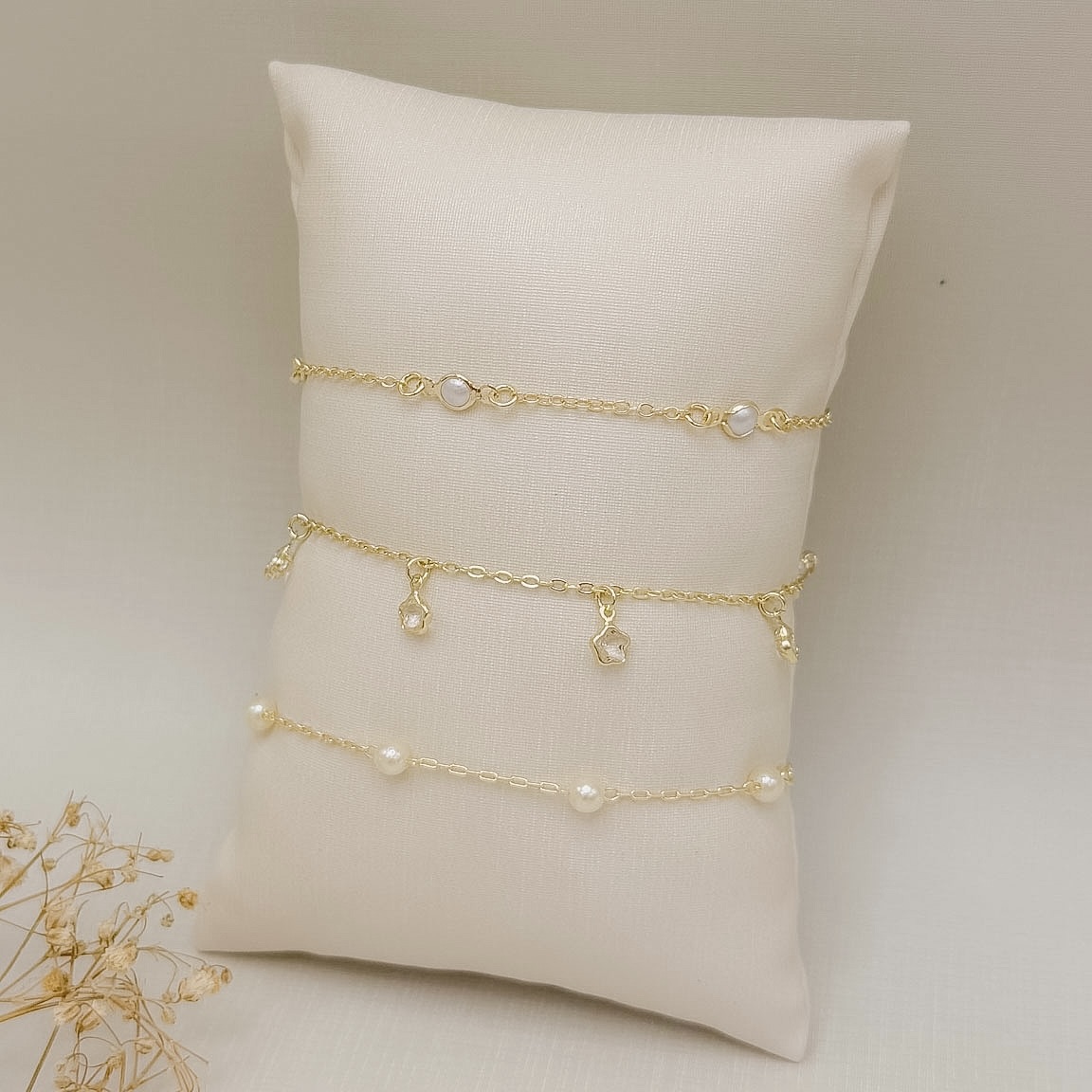 12.2337.1.O - Pulseira de elos americanos com cinco pingentes de pontos de luz em flor