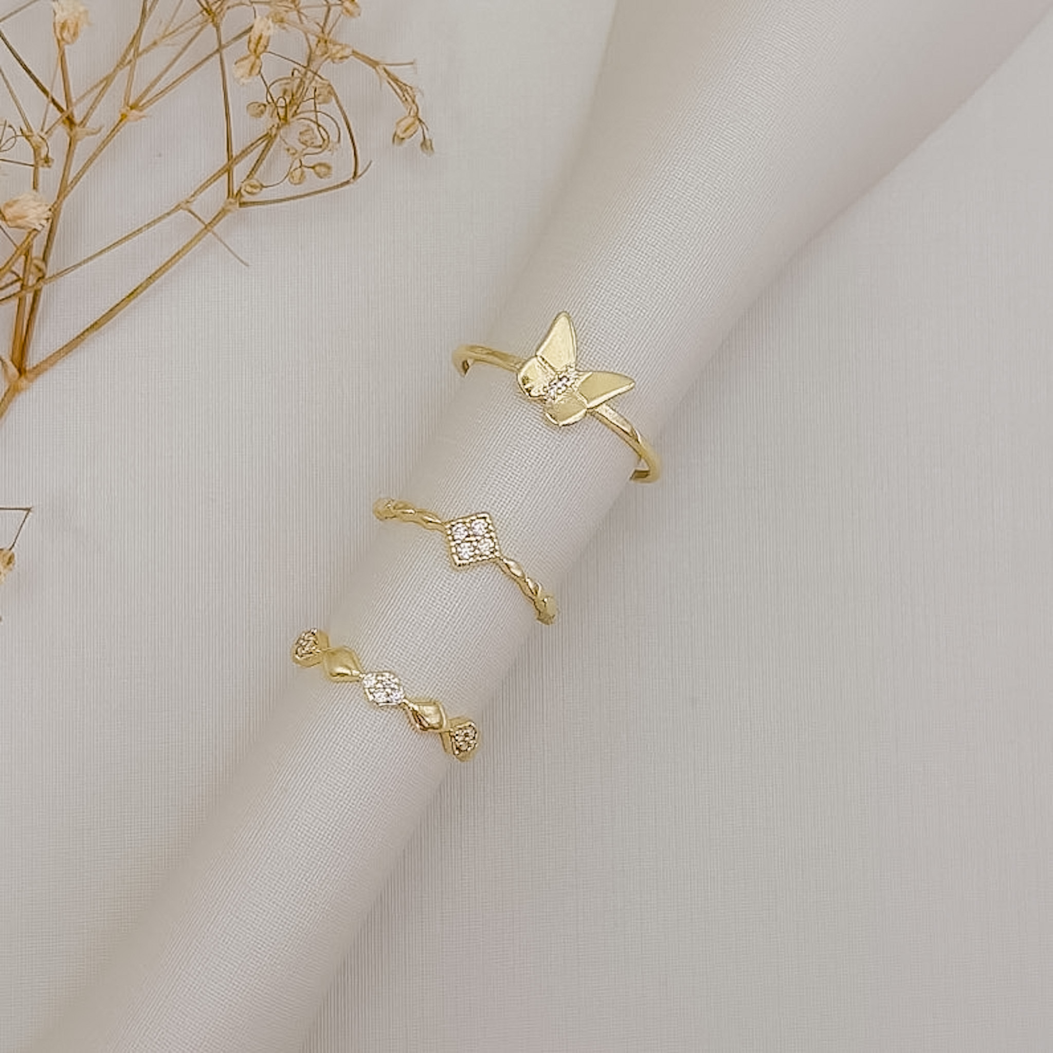 03.2557.1.O - (13) Anel de losangos lisos e cravejados intercalados