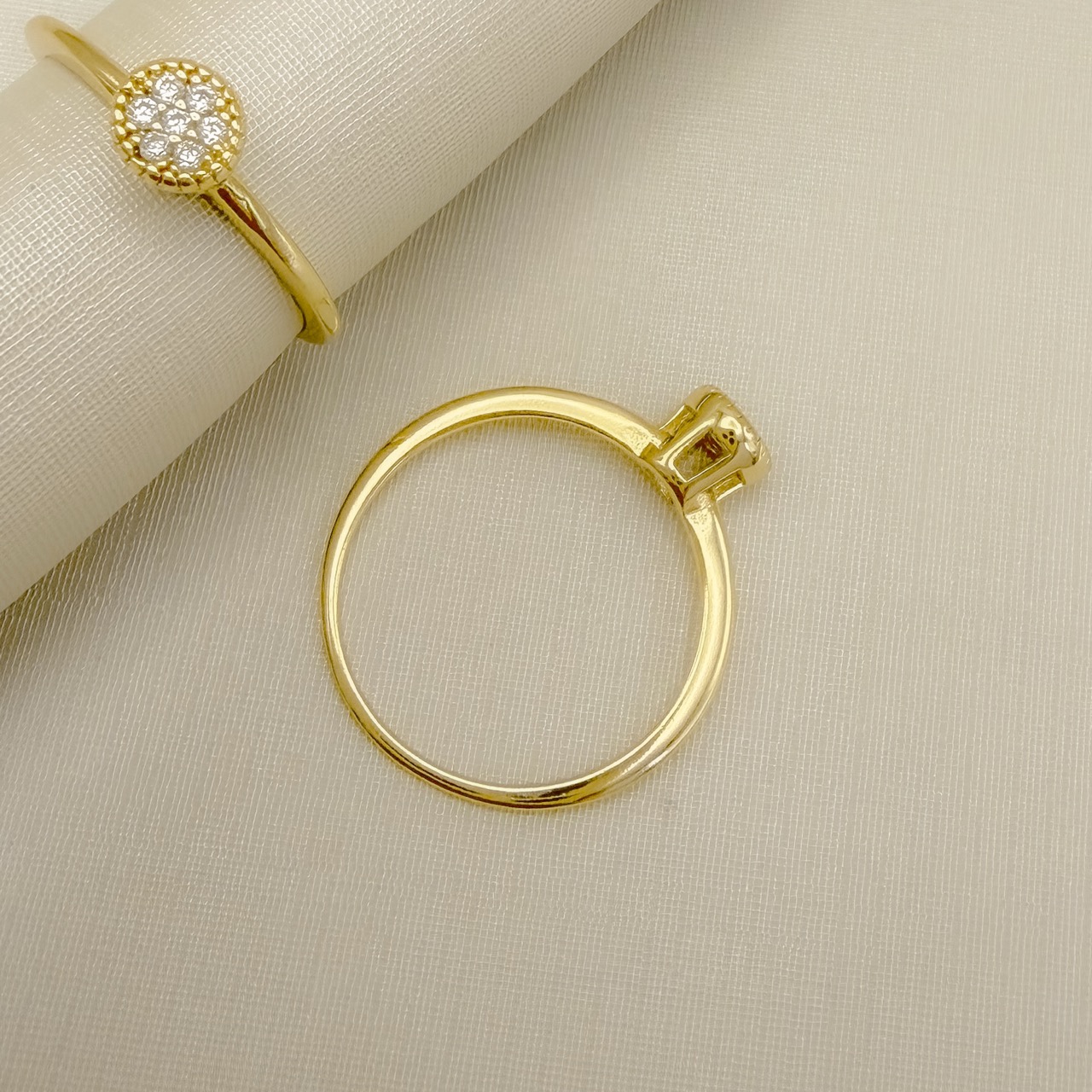 03.2558.1.O - (22) Anel estilo solitario alto em cravação chuveiro de aro liso fino