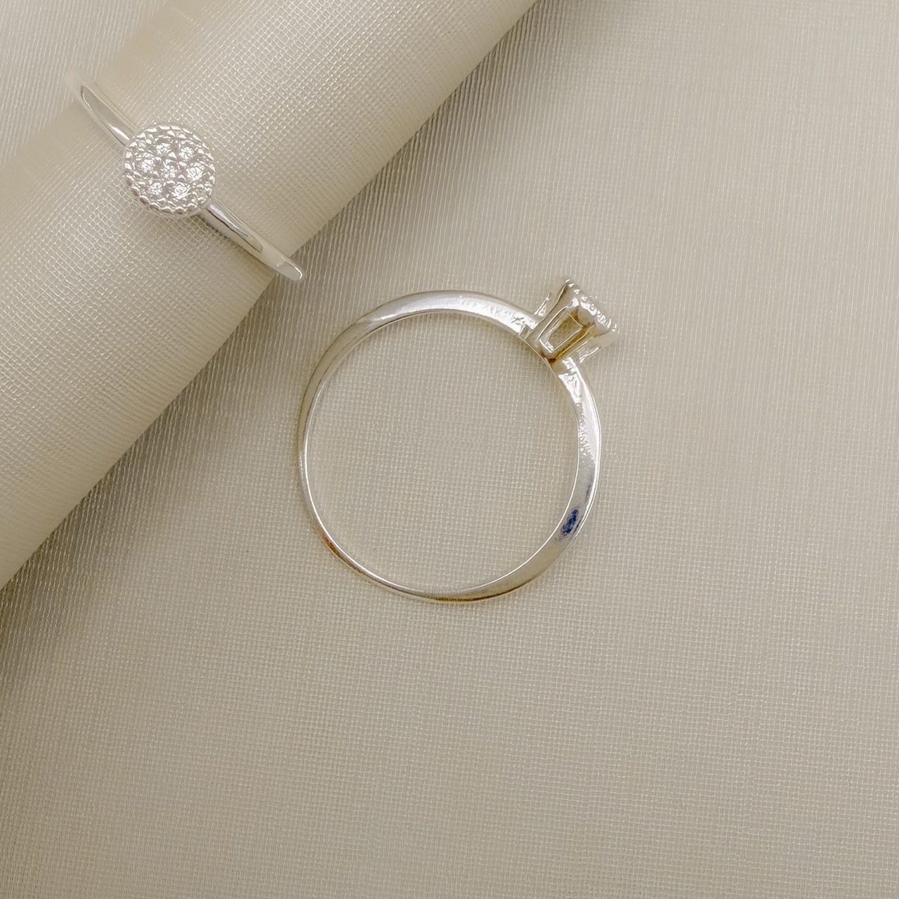 03.2558.1.S - (13) Anel estilo solitario alto em cravação chuveiro de aro liso fino