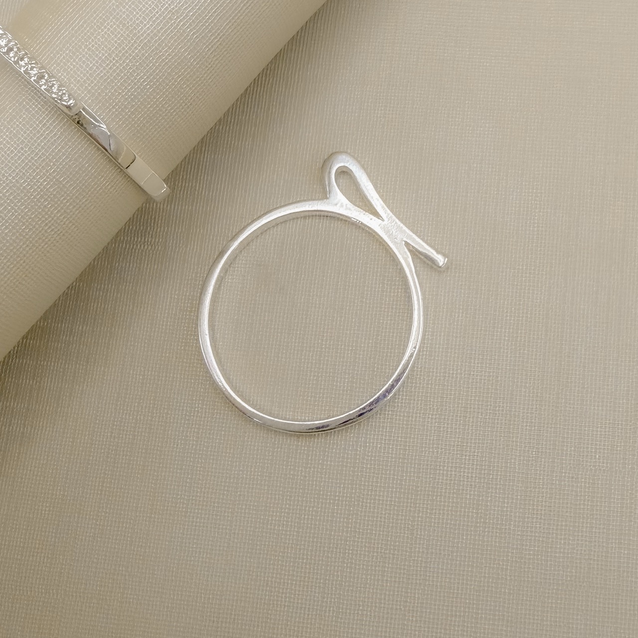 03.2562.1.S - (17) Anel de aro liso fino com central em efeito dobra alta cravejada