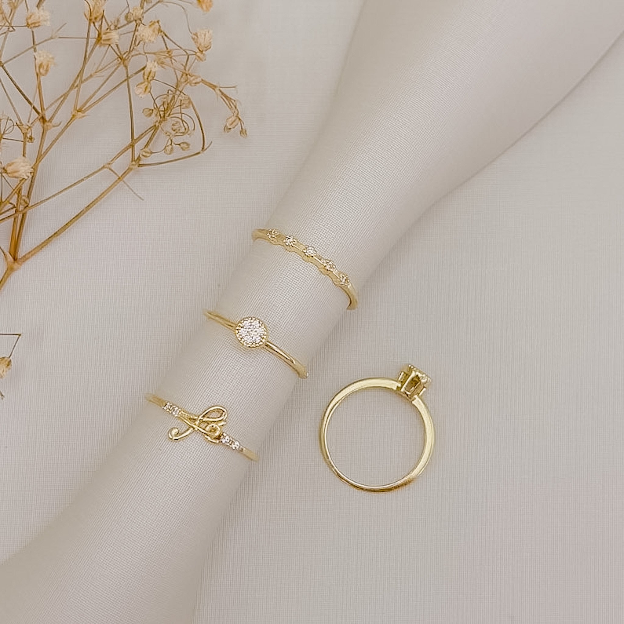 03.2564.1.O - (23) Anel e aro fino liso com escrita Fé e dois pontos de luz em cada lado