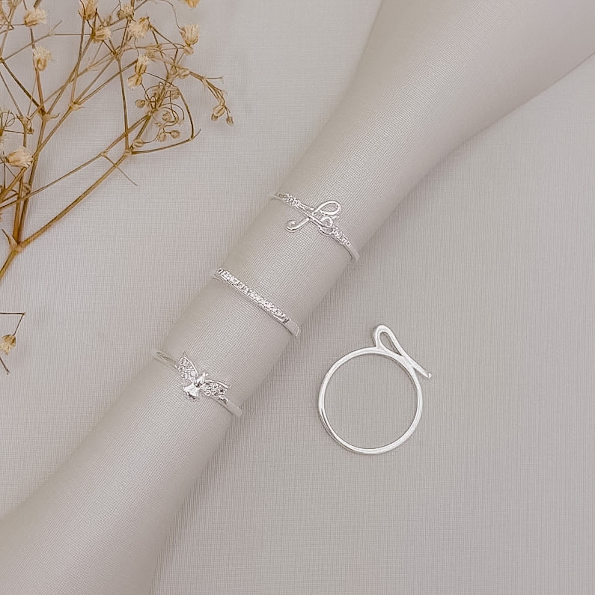 03.2564.1.S - (25) Anel e aro fino liso com escrita Fé e dois pontos de luz em cada lado