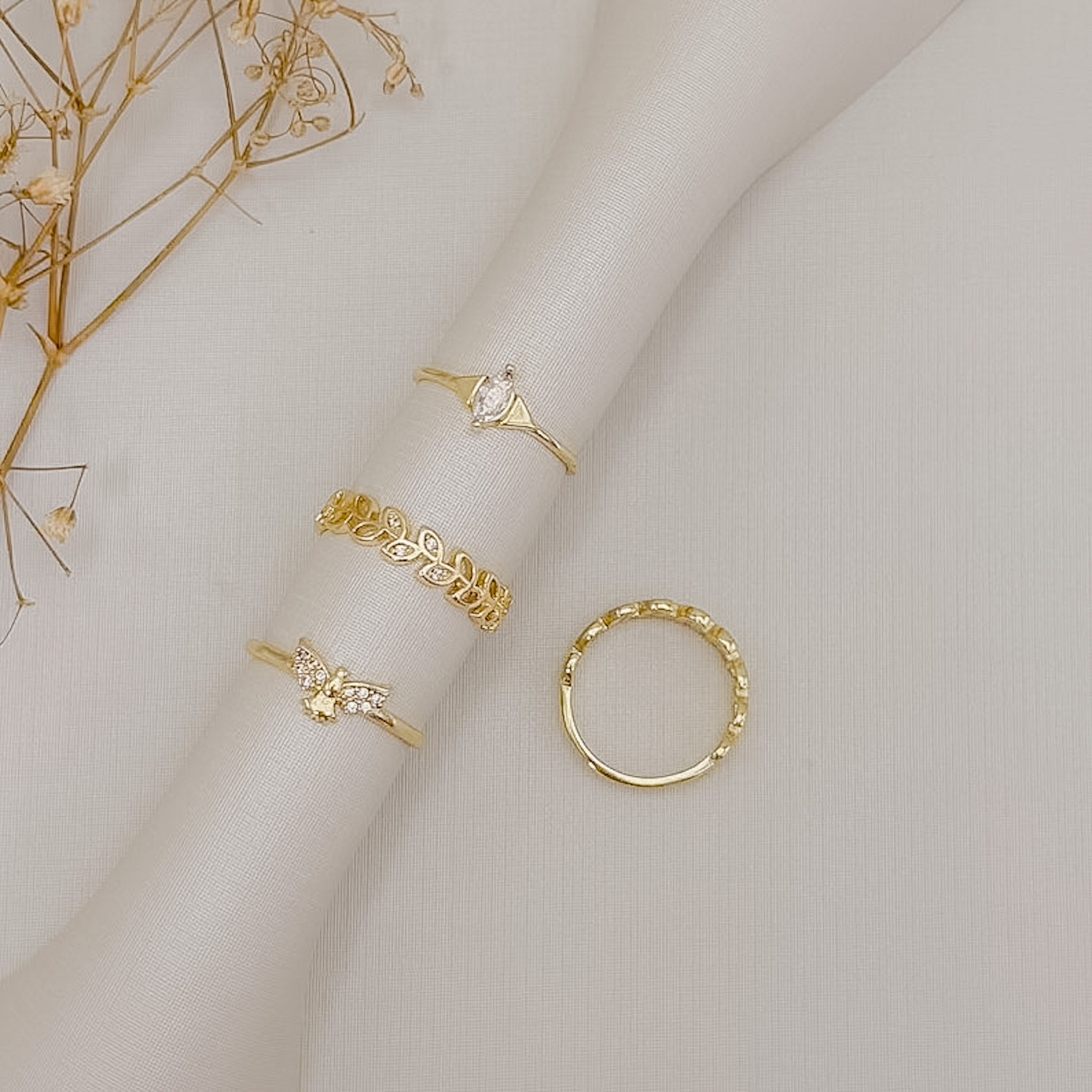 03.2566.1.O - (14) Anel de aro fino liso com solitario em navete com triângulos laterais