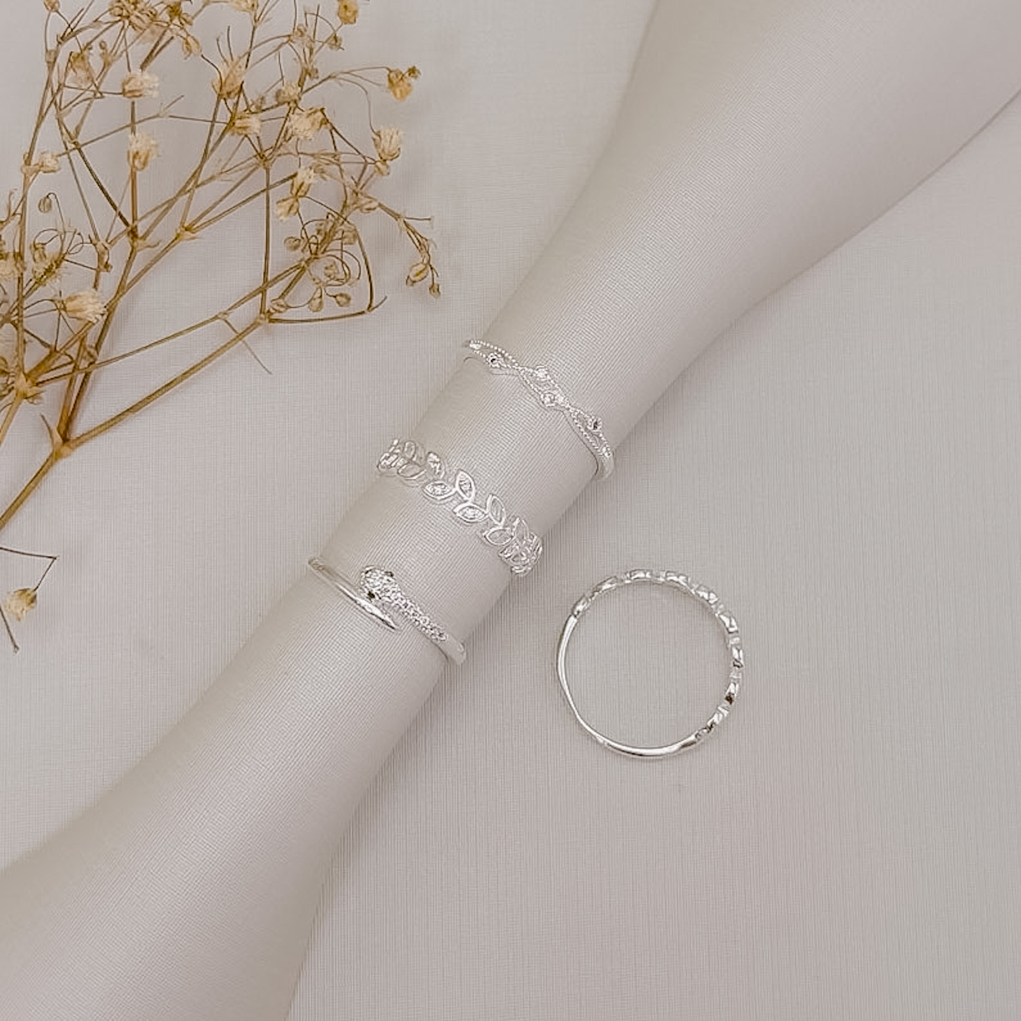 03.2567.1.S - (17) Anel de aro em formato cobra cravejada com final liso