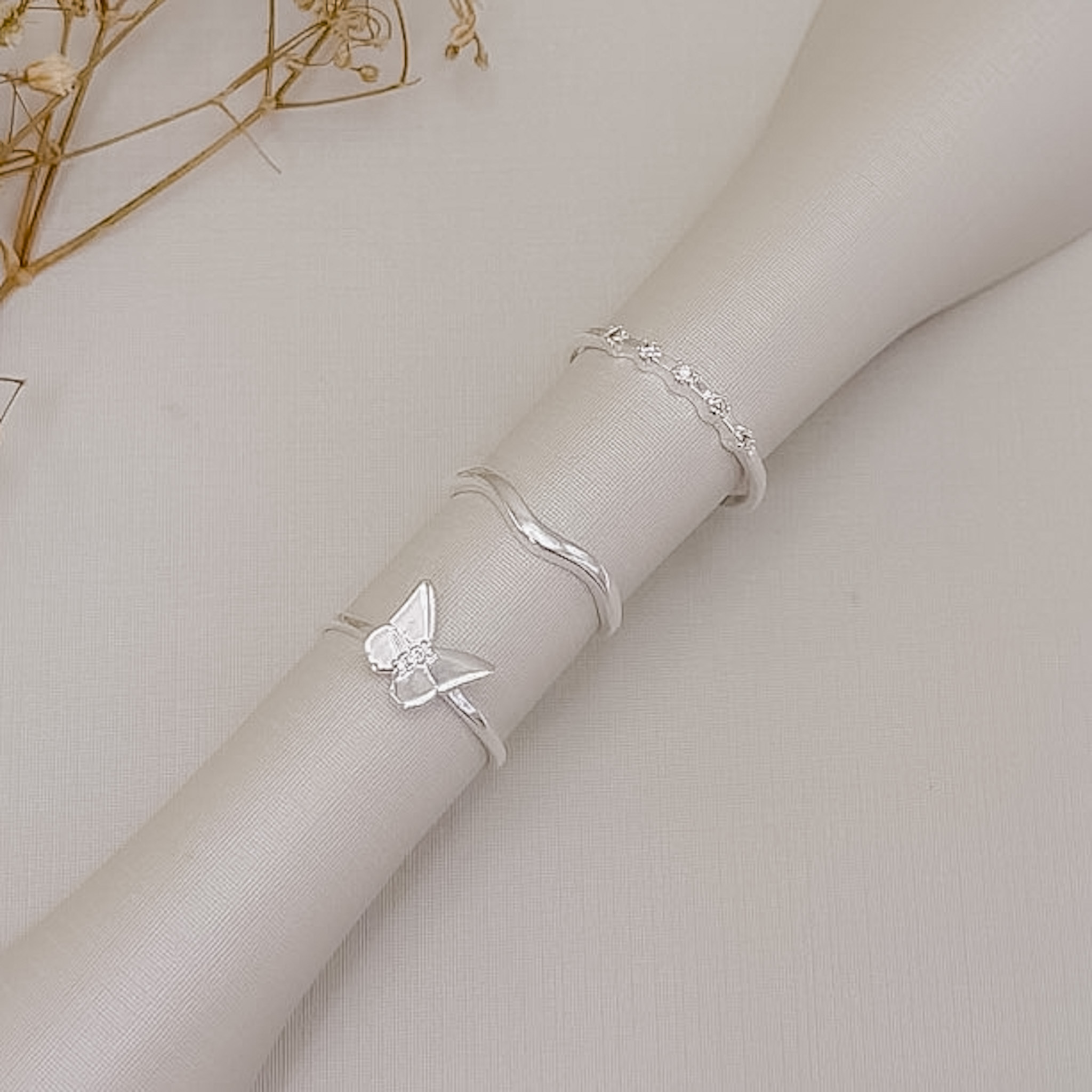 03.2568.1.S - (17) Anel de aro liso fino com central de borboleta lisa e traço cravejado