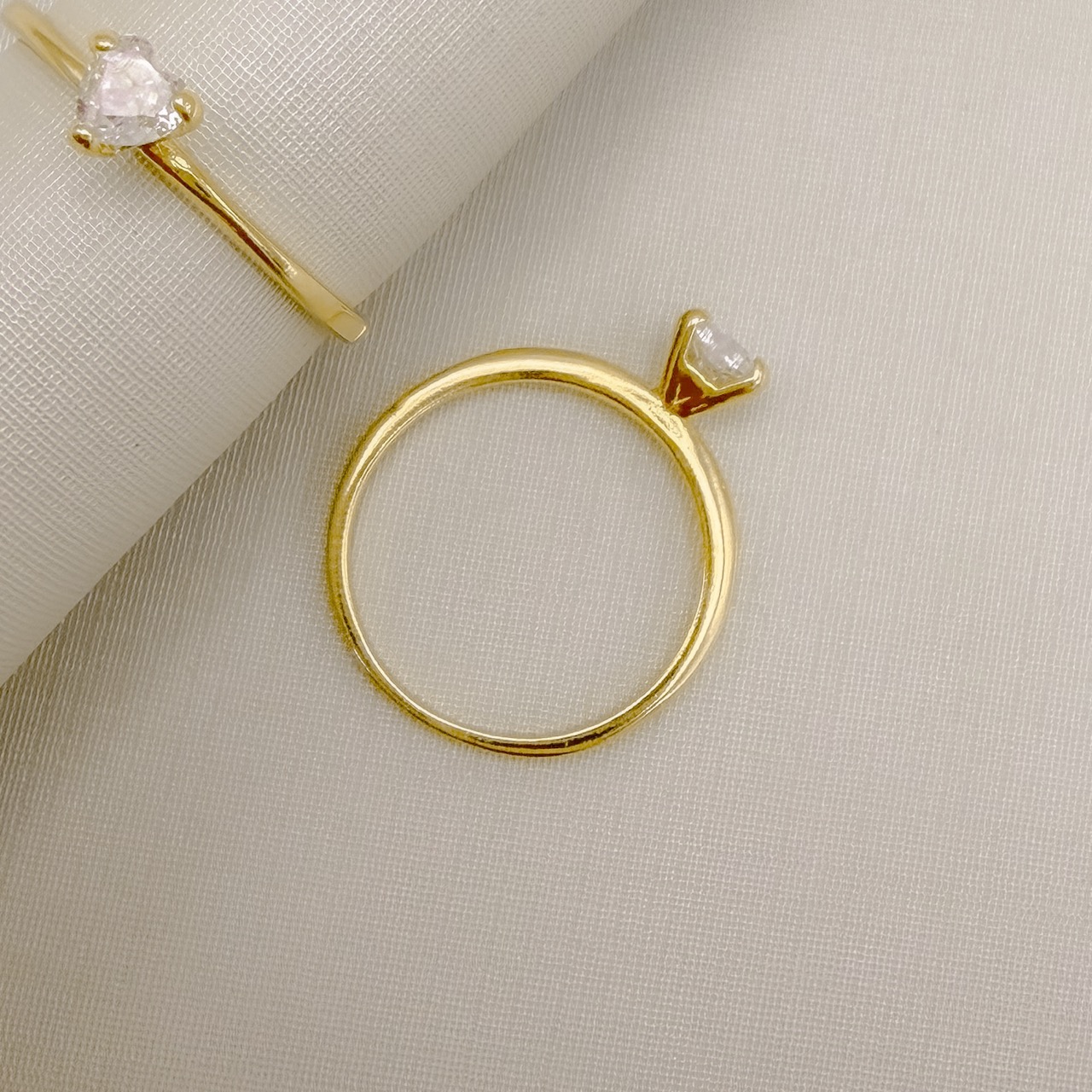 03.2569.1.O - (15) Anel de aro liso com solitário algo em pedra coração