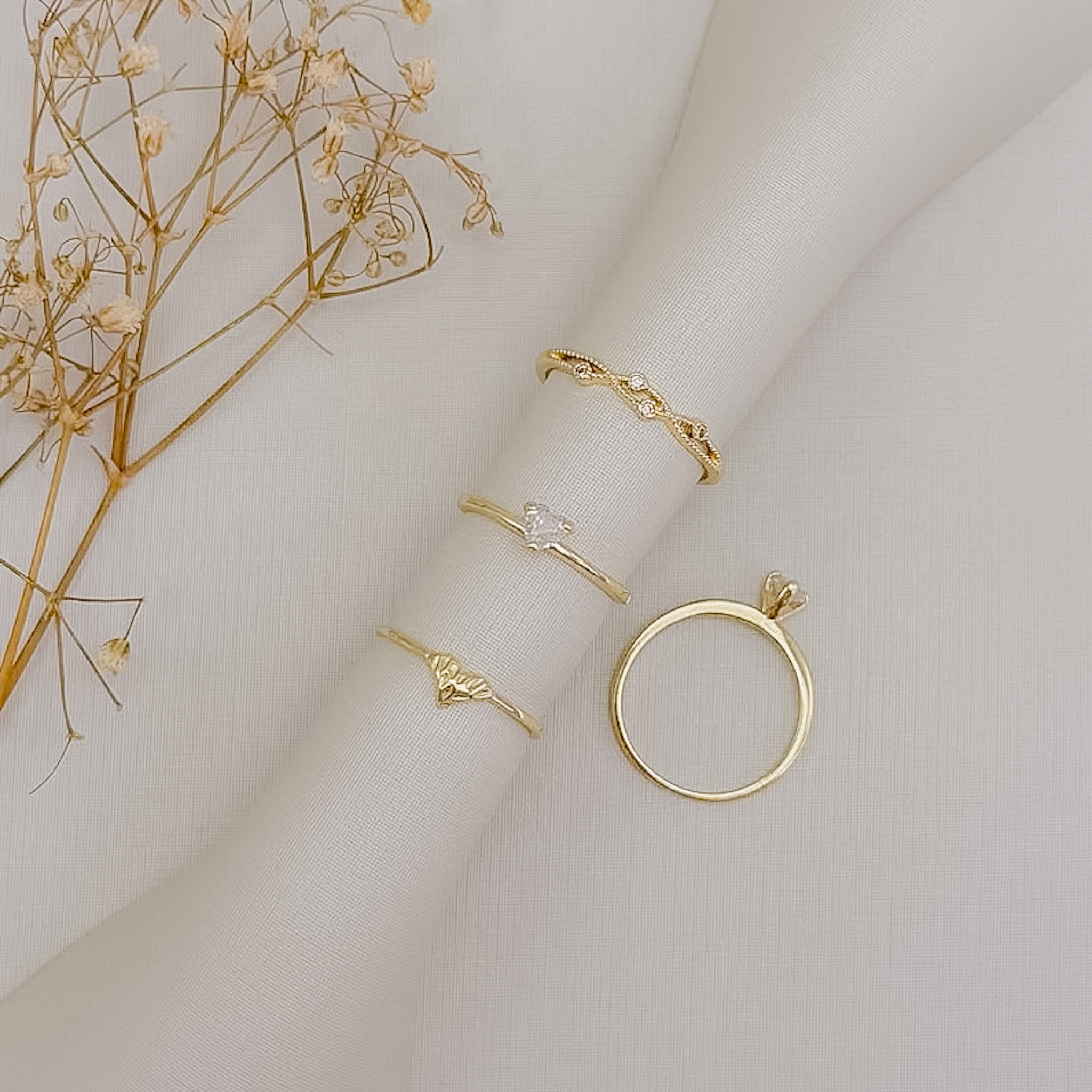 03.2569.1.O - (15) Anel de aro liso com solitário algo em pedra coração