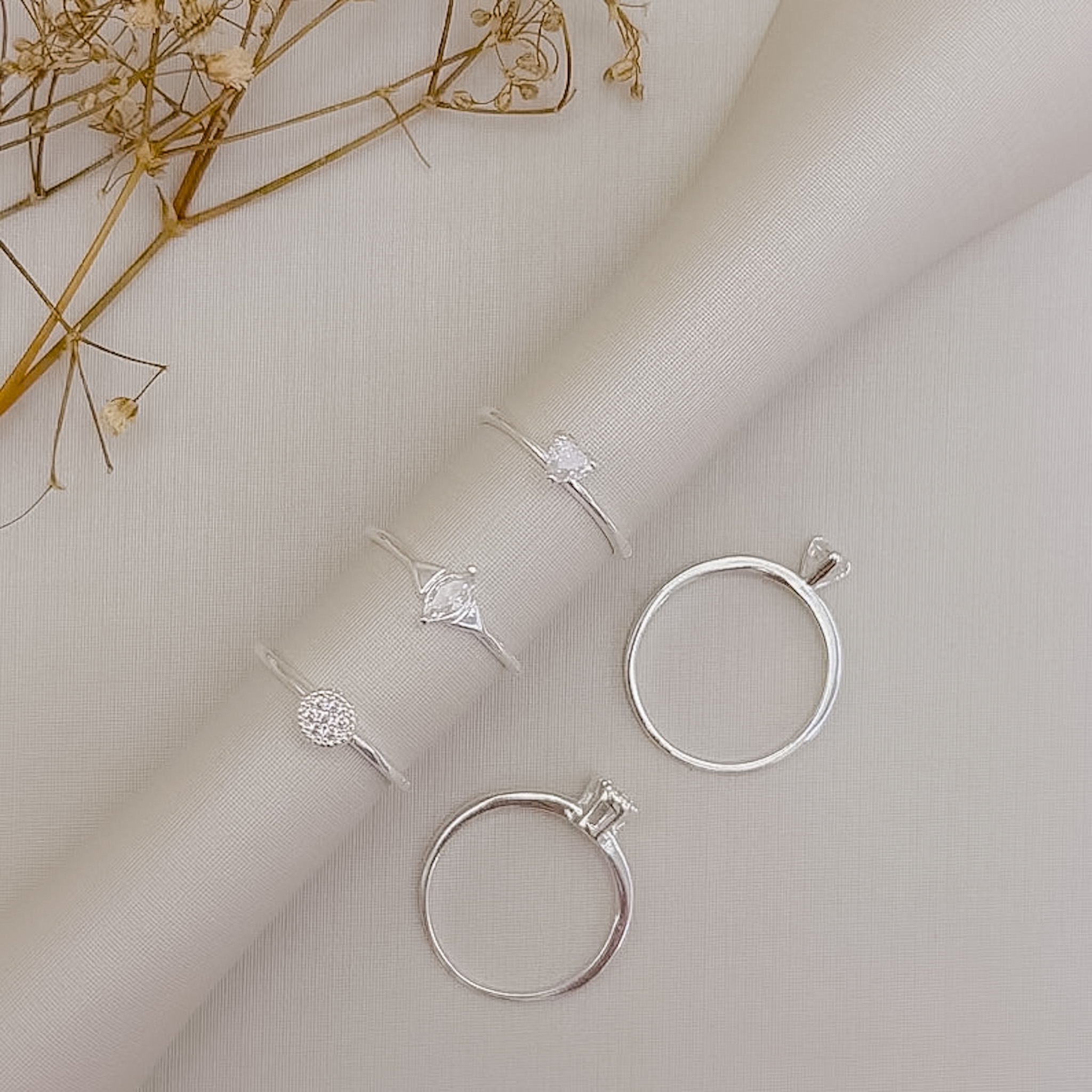 03.2569.1.S - (20) Anel de aro liso com solitário algo em pedra coração