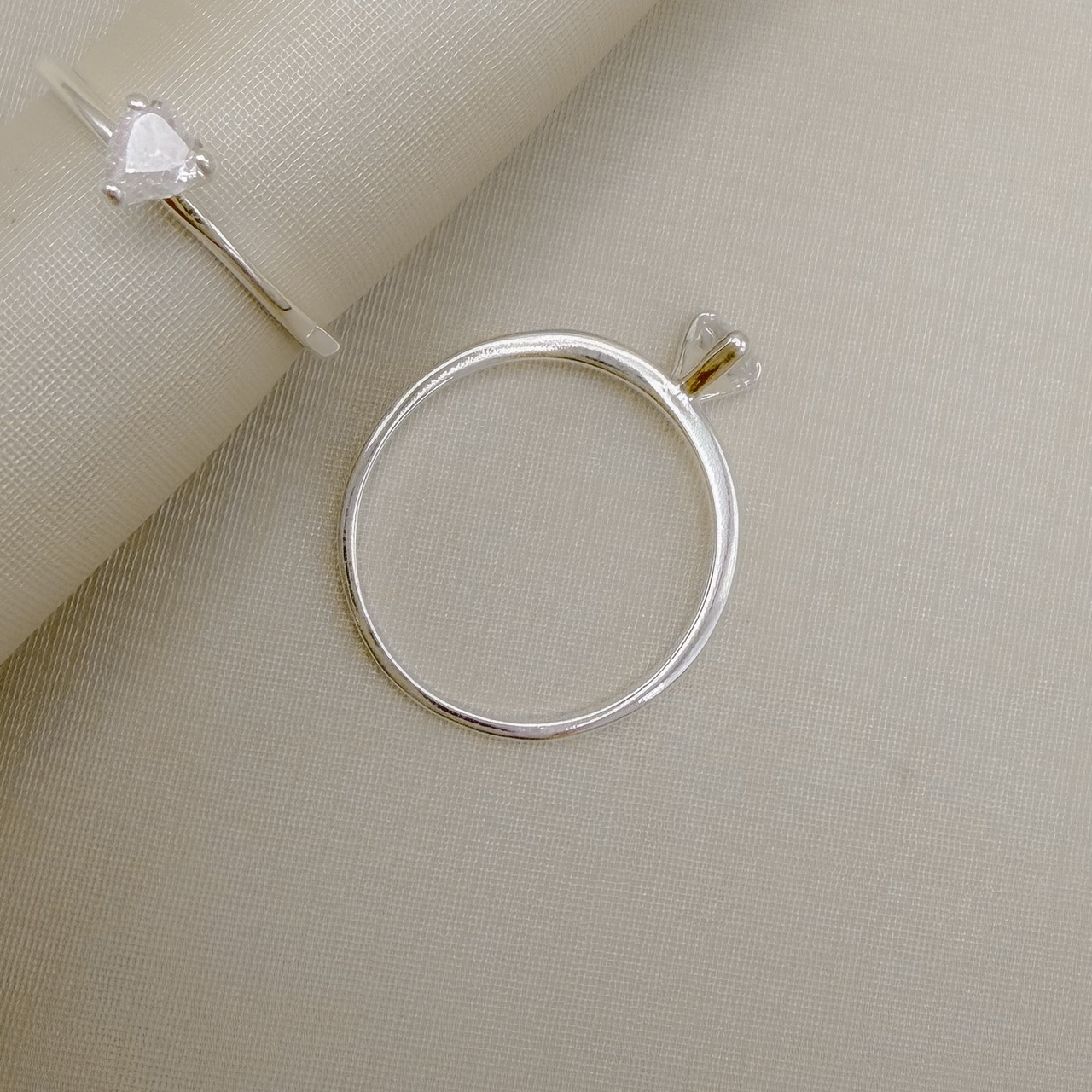 03.2569.1.S - (15) Anel de aro liso com solitário algo em pedra coração