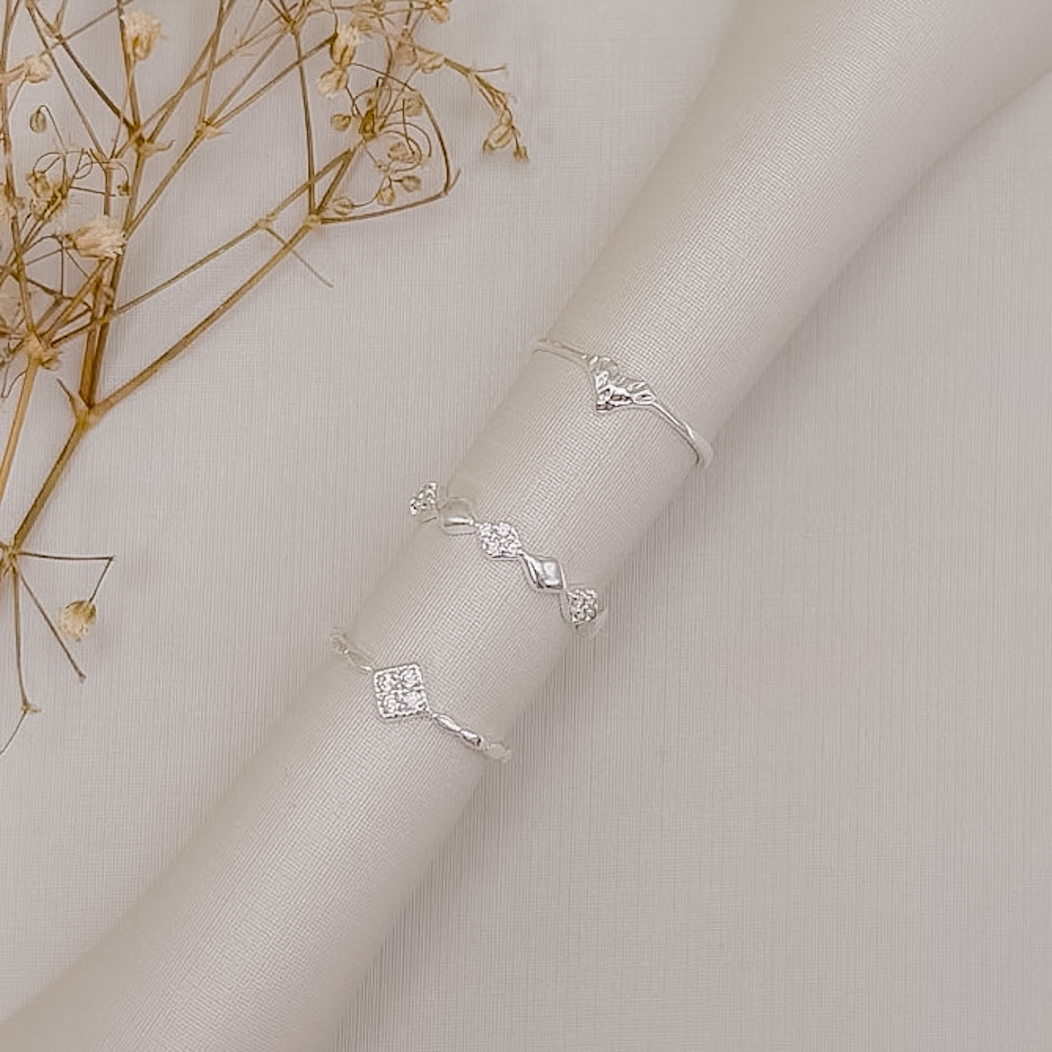 03.2570.0.S - (17) Anel de aro liso fino com coração central em efeito orgânico