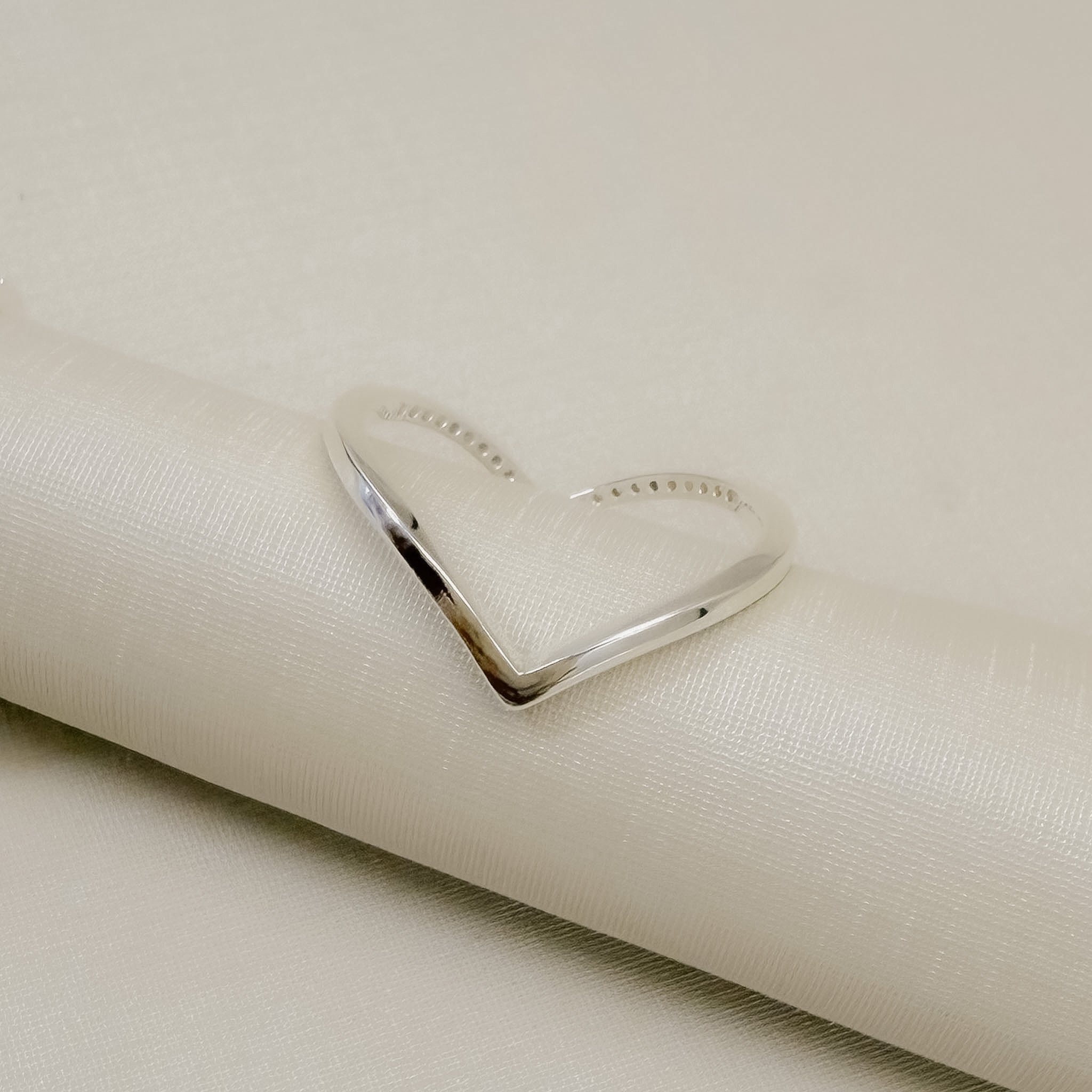 03.2572.1.S - (20) Anel de aro em V com frente cravejada e atras liso