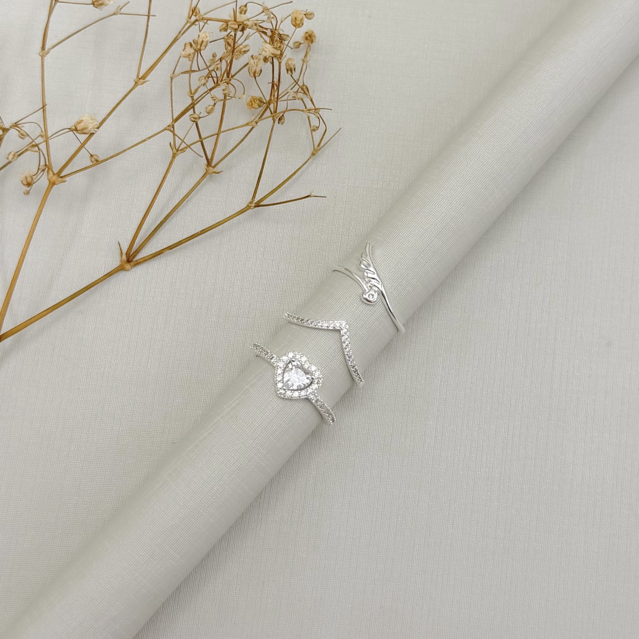 03.2572.1.S - (20) Anel de aro em V com frente cravejada e atras liso