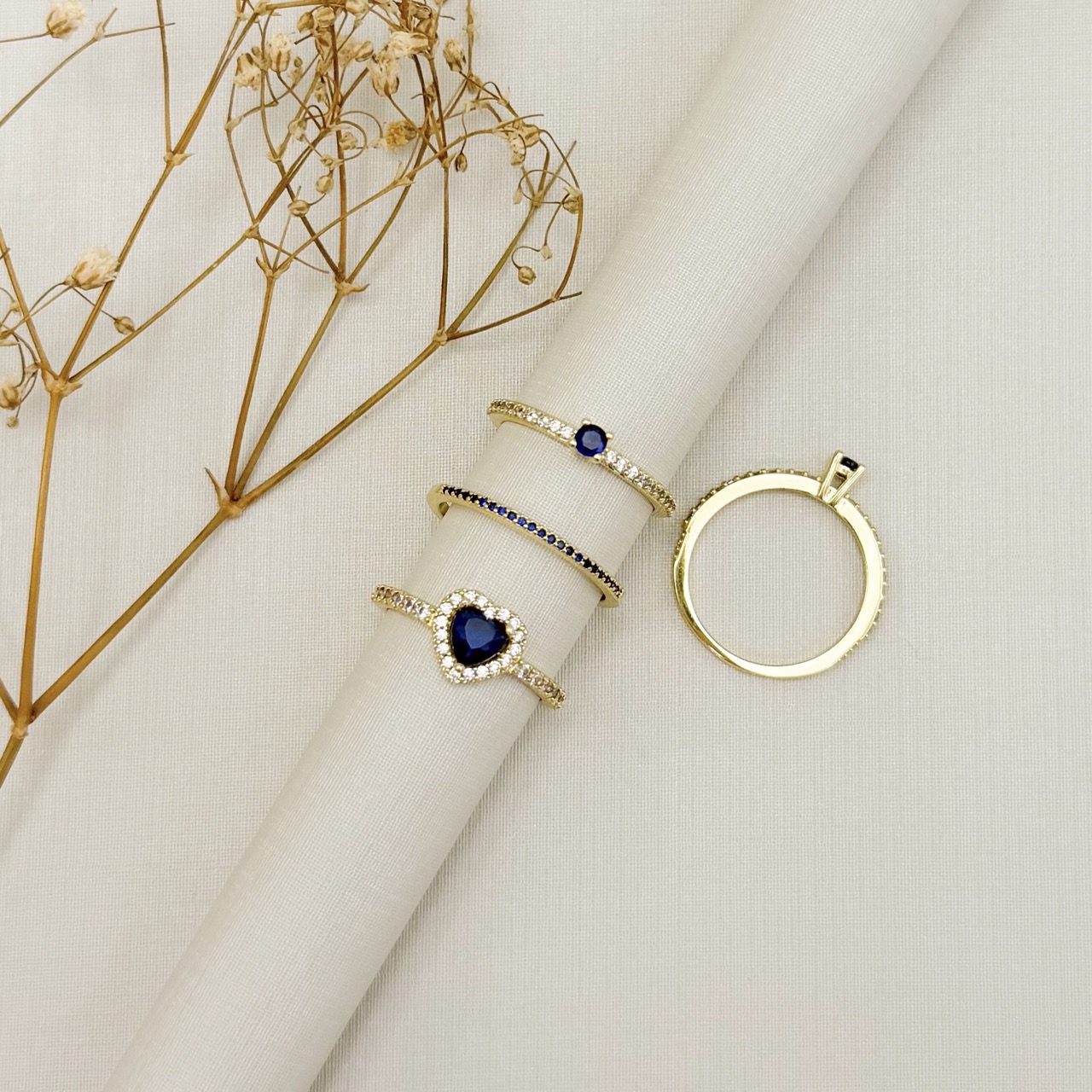 03.2573.4.O - (19) Anel solitario de formato coração com um linha de aura e aro lateral cravejado