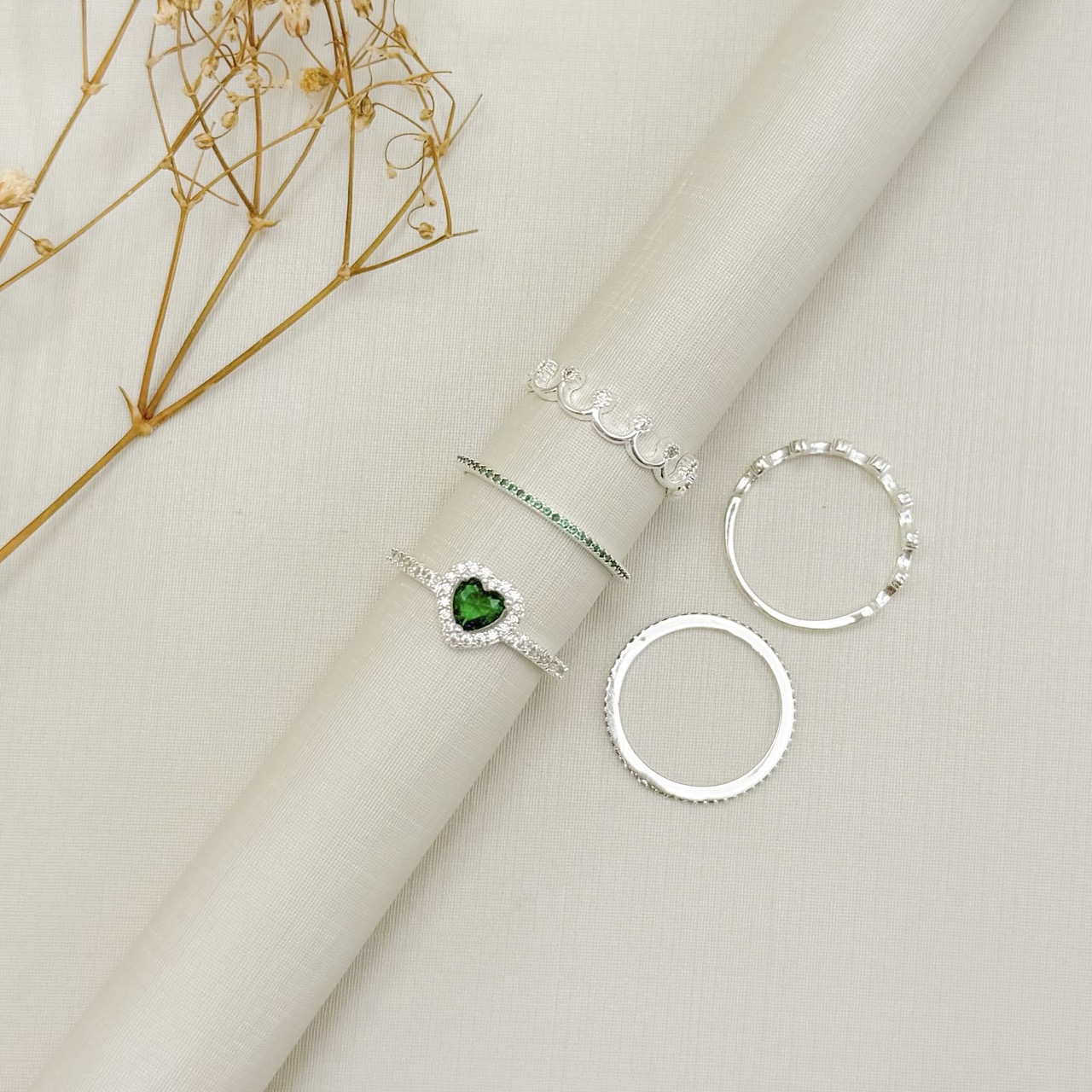 03.2573.5.S - (17) Anel solitario de formato coração com um linha de aura e aro lateral cravejado