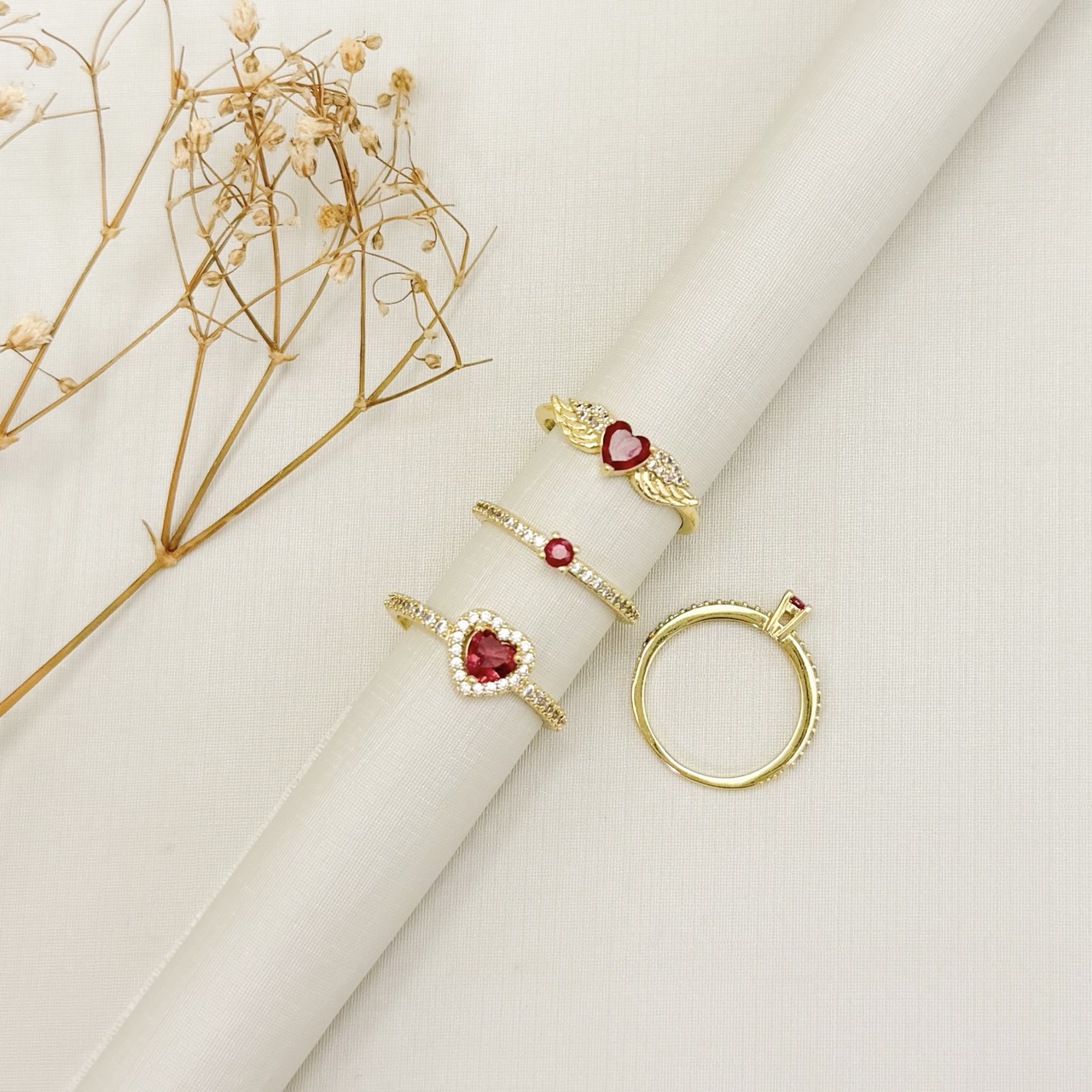 03.2573.6.O - (22) Anel solitario de formato coração com um linha de aura e aro lateral cravejado